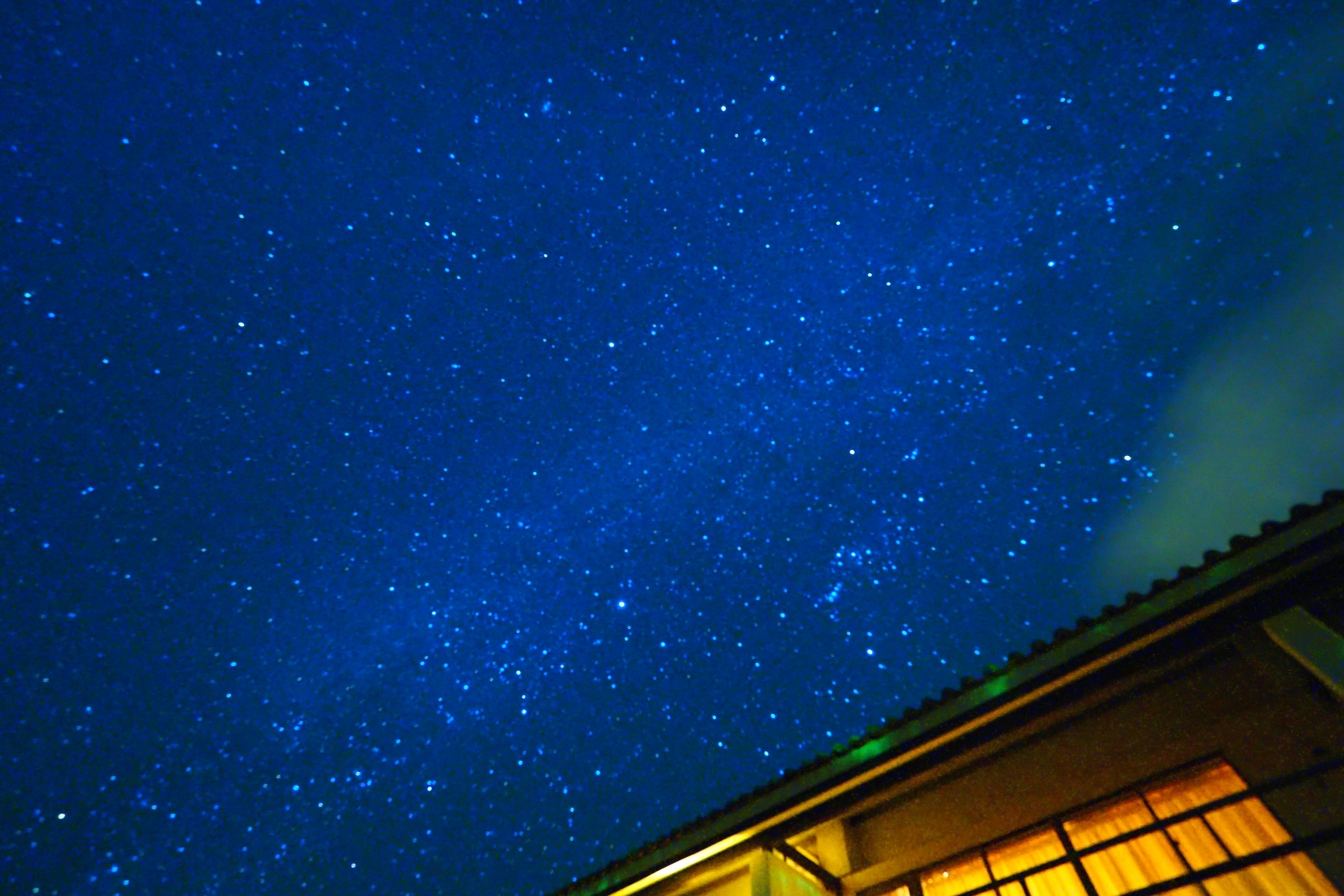 Beau ciel nocturne rempli d'étoiles au-dessus d'une maison japonaise traditionnelle