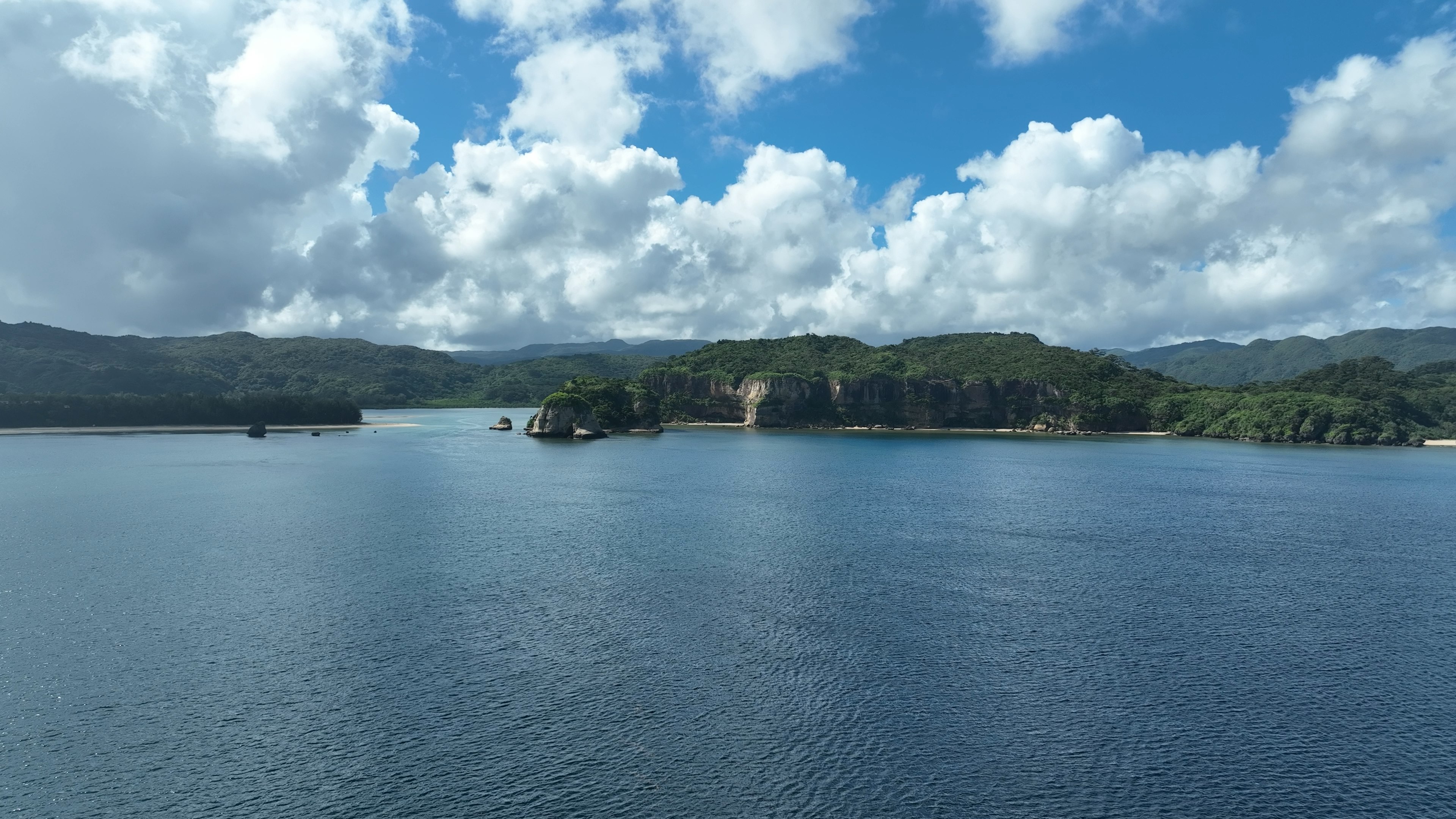 Schöne Landschaft mit blauem Wasser und weißen Wolken