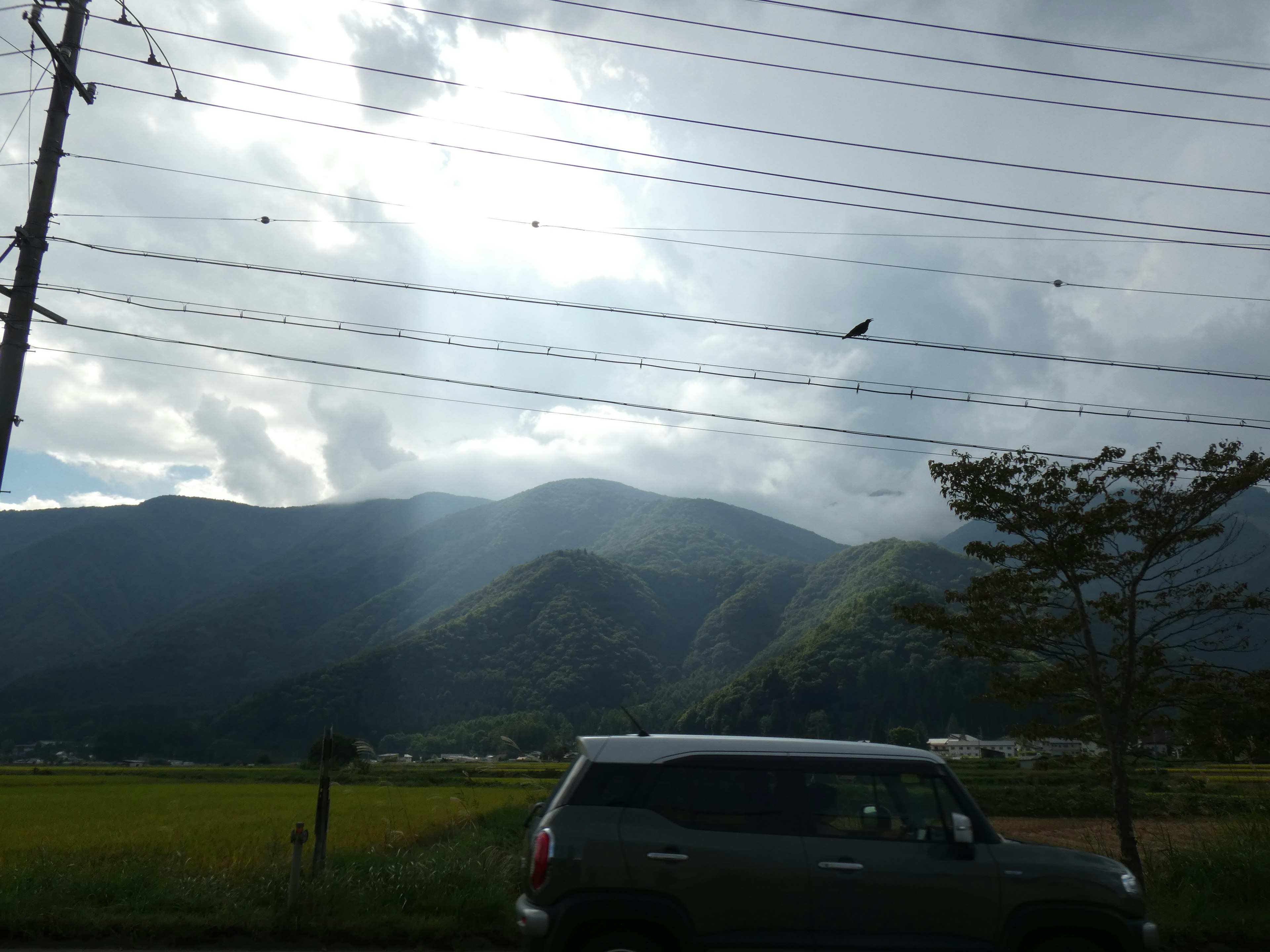 Vista escénica de montañas y líneas eléctricas en un paisaje rural