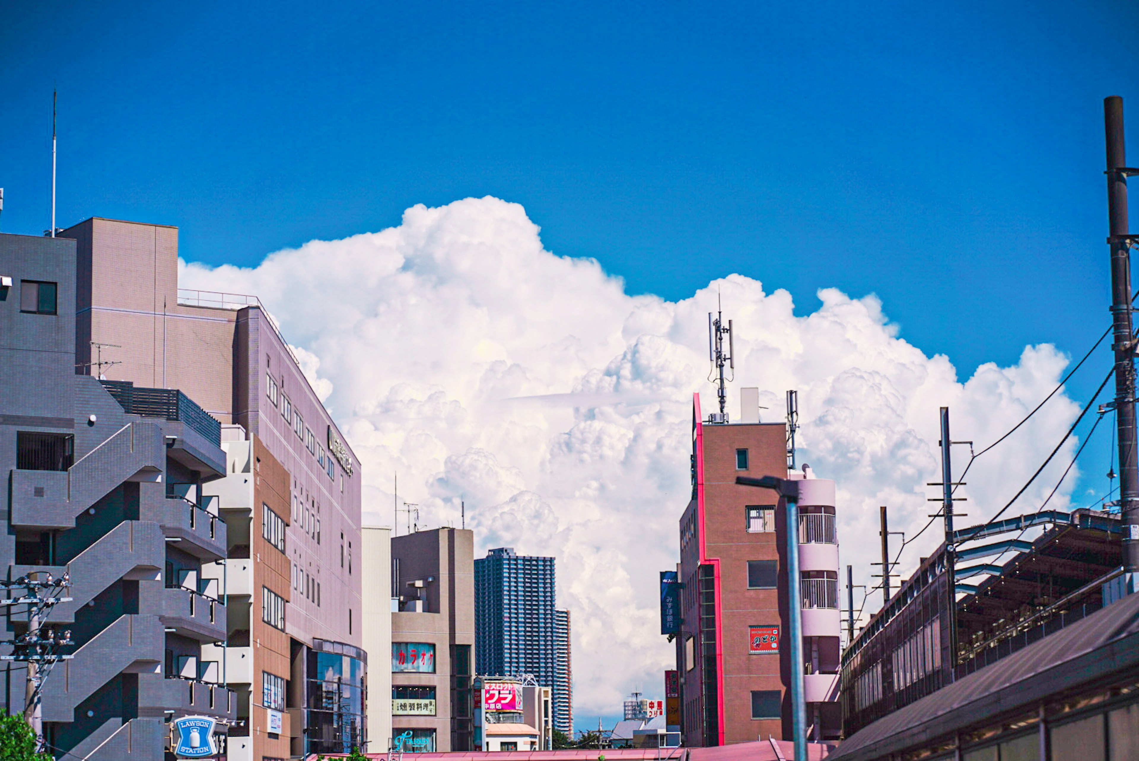 Paysage urbain avec ciel bleu et nuages blancs