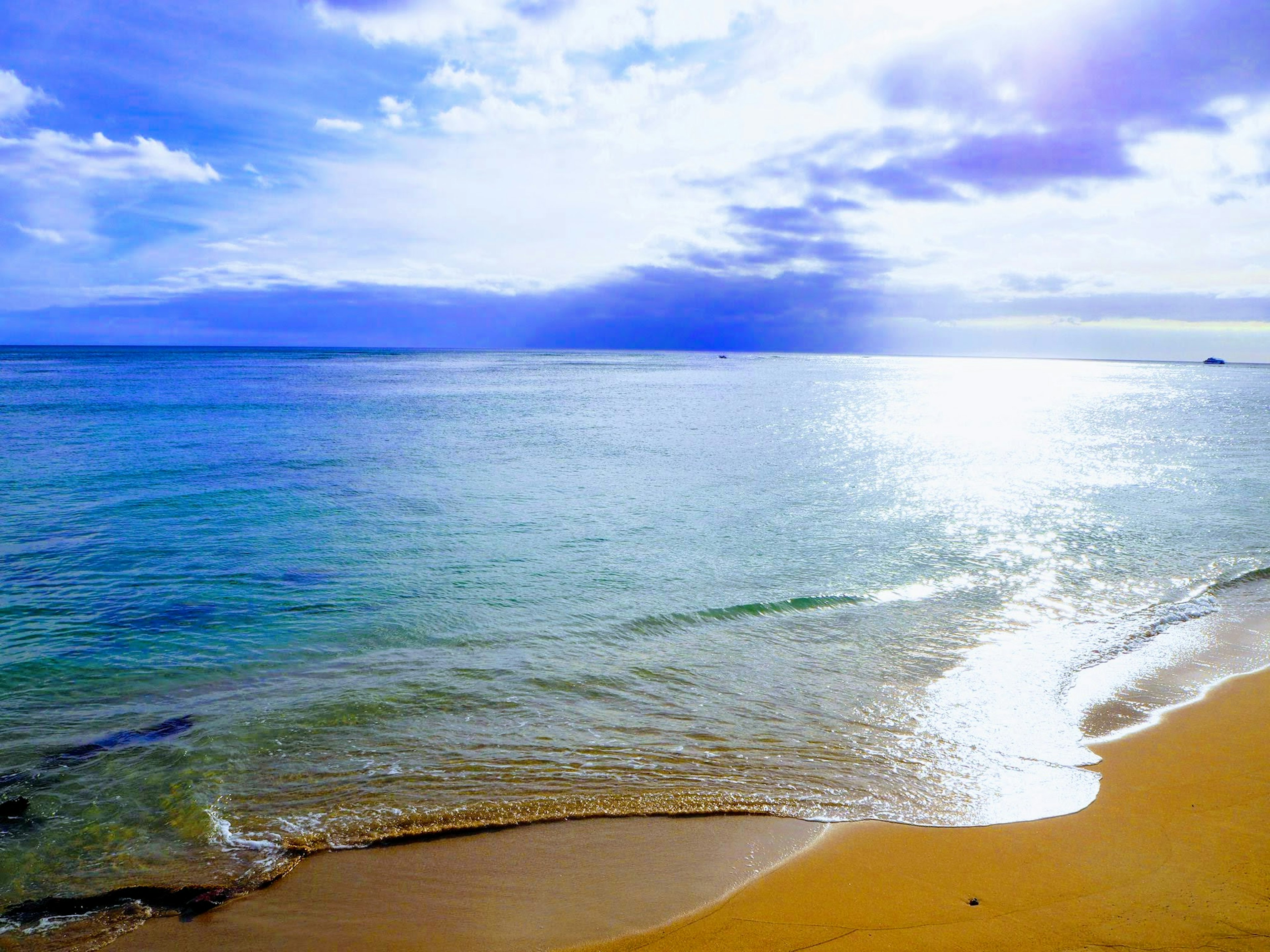 ทิวทัศน์ชายหาดที่สวยงามพร้อมทะเลสีน้ำเงินและท้องฟ้าสว่าง