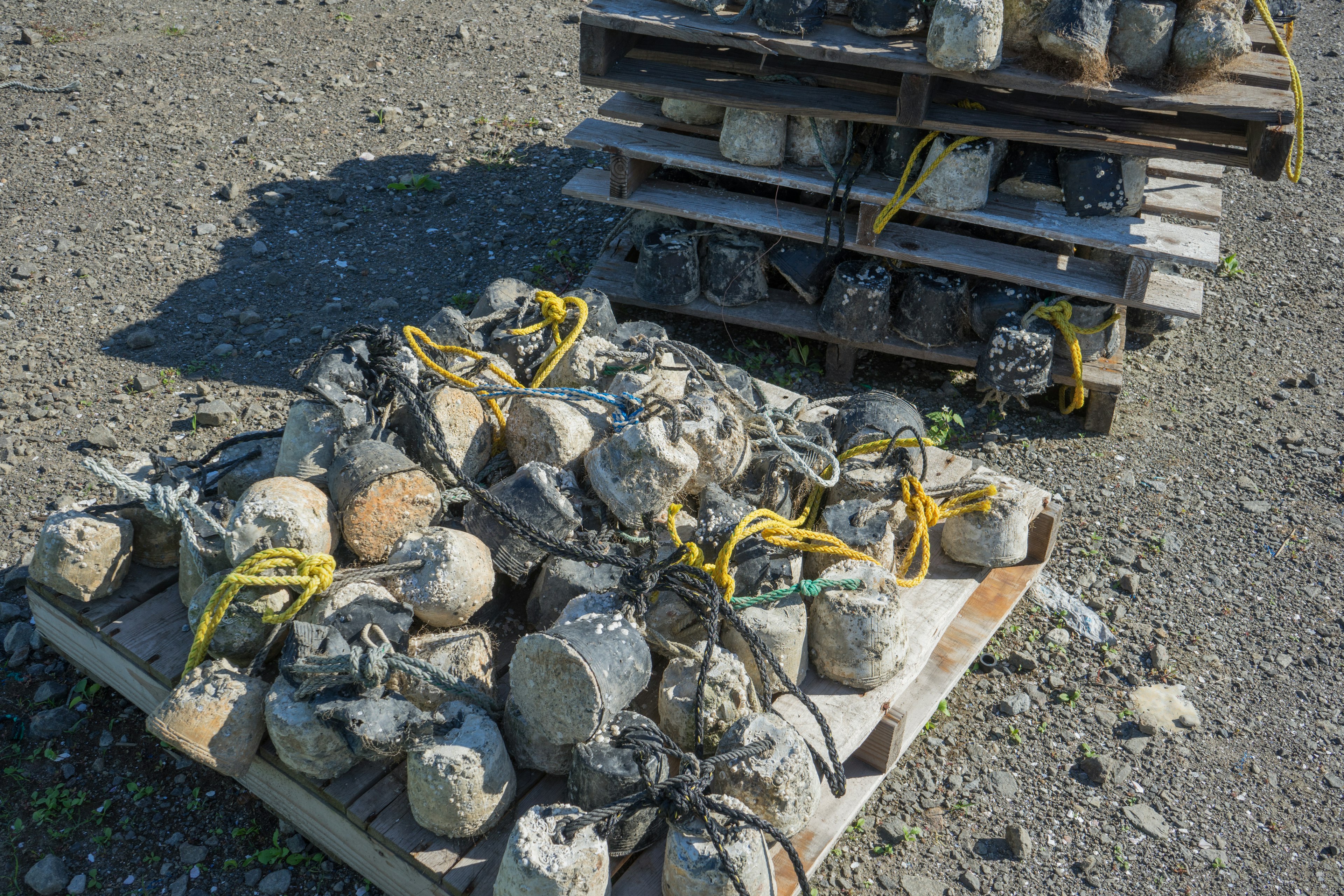 Un montón de piedras y cuerdas sobre un palé de madera