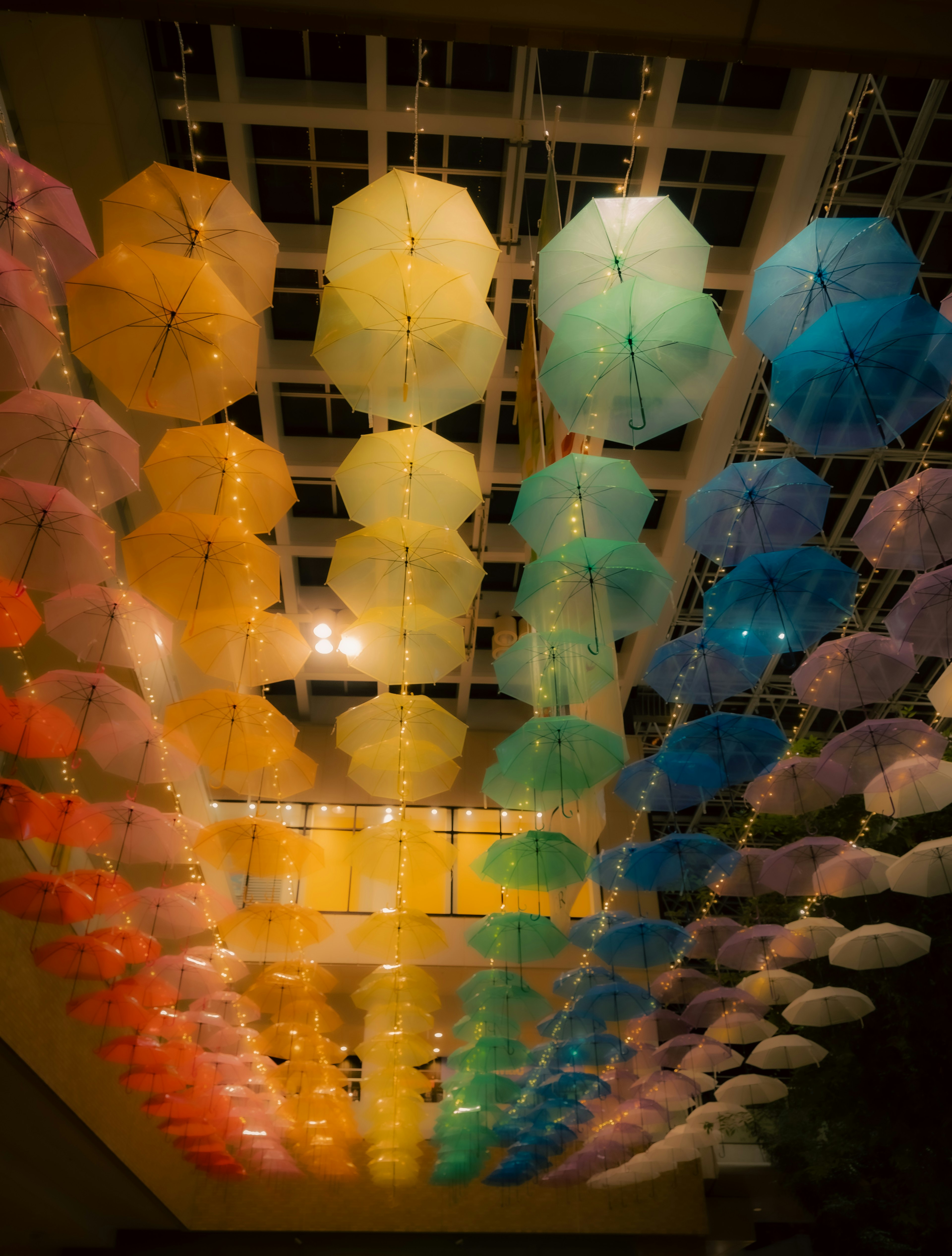 Bunte Regenschirme hängen von der Decke in einem dekorativen Innenraum