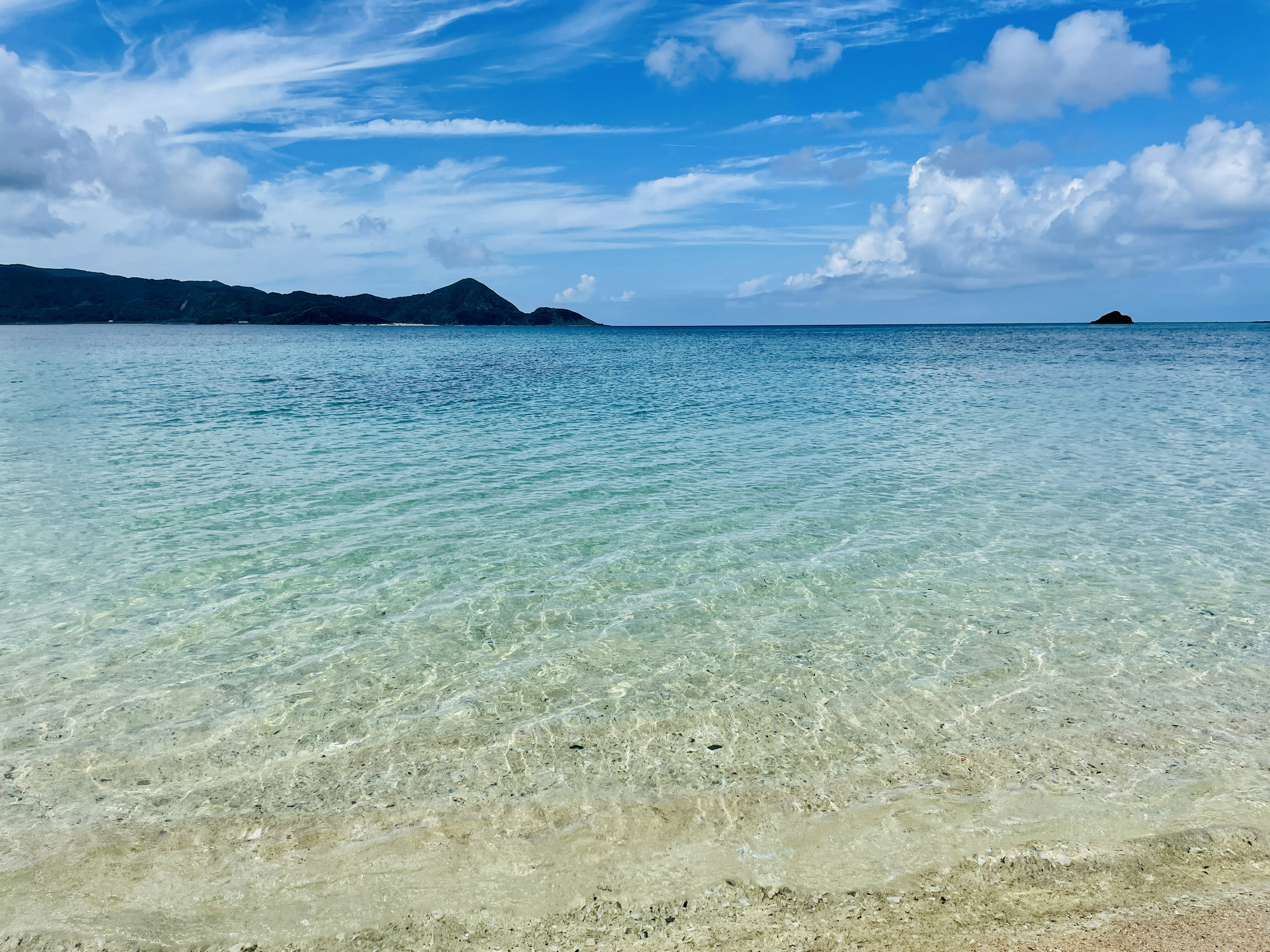 透明な海と青い空が広がるビーチの風景