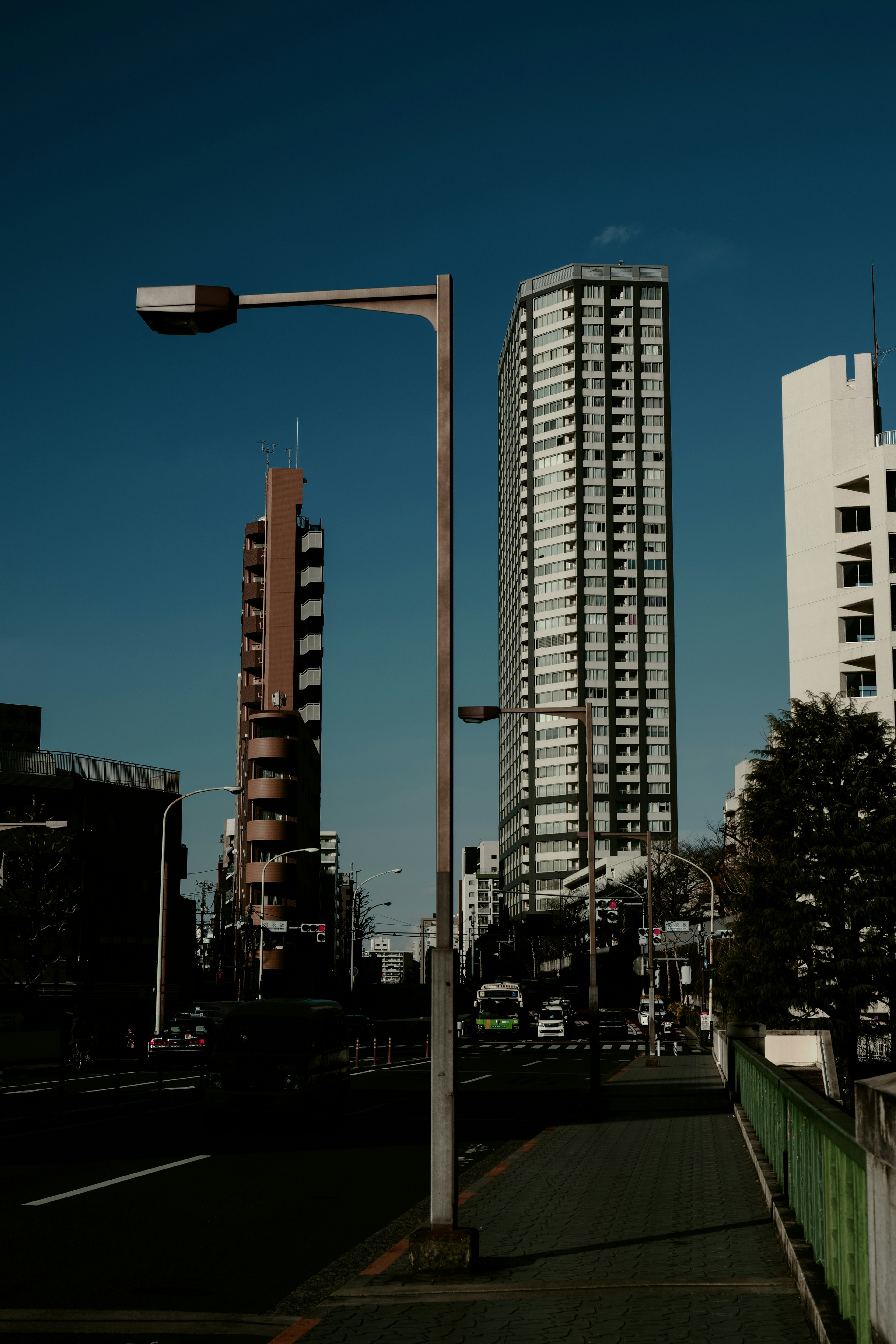 Escena urbana con rascacielos y farolas