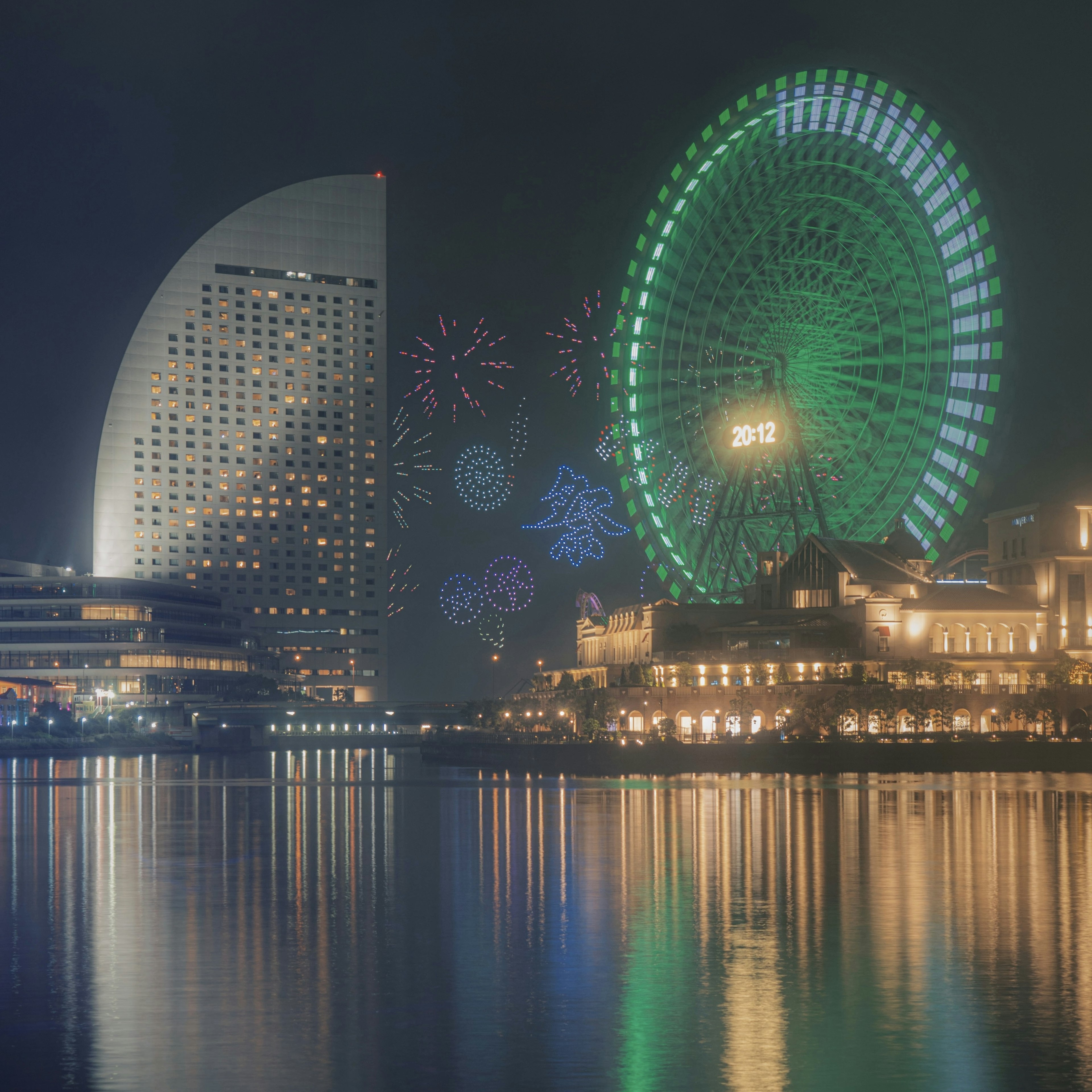 横浜の夜景に花火と観覧車が映る美しい景色