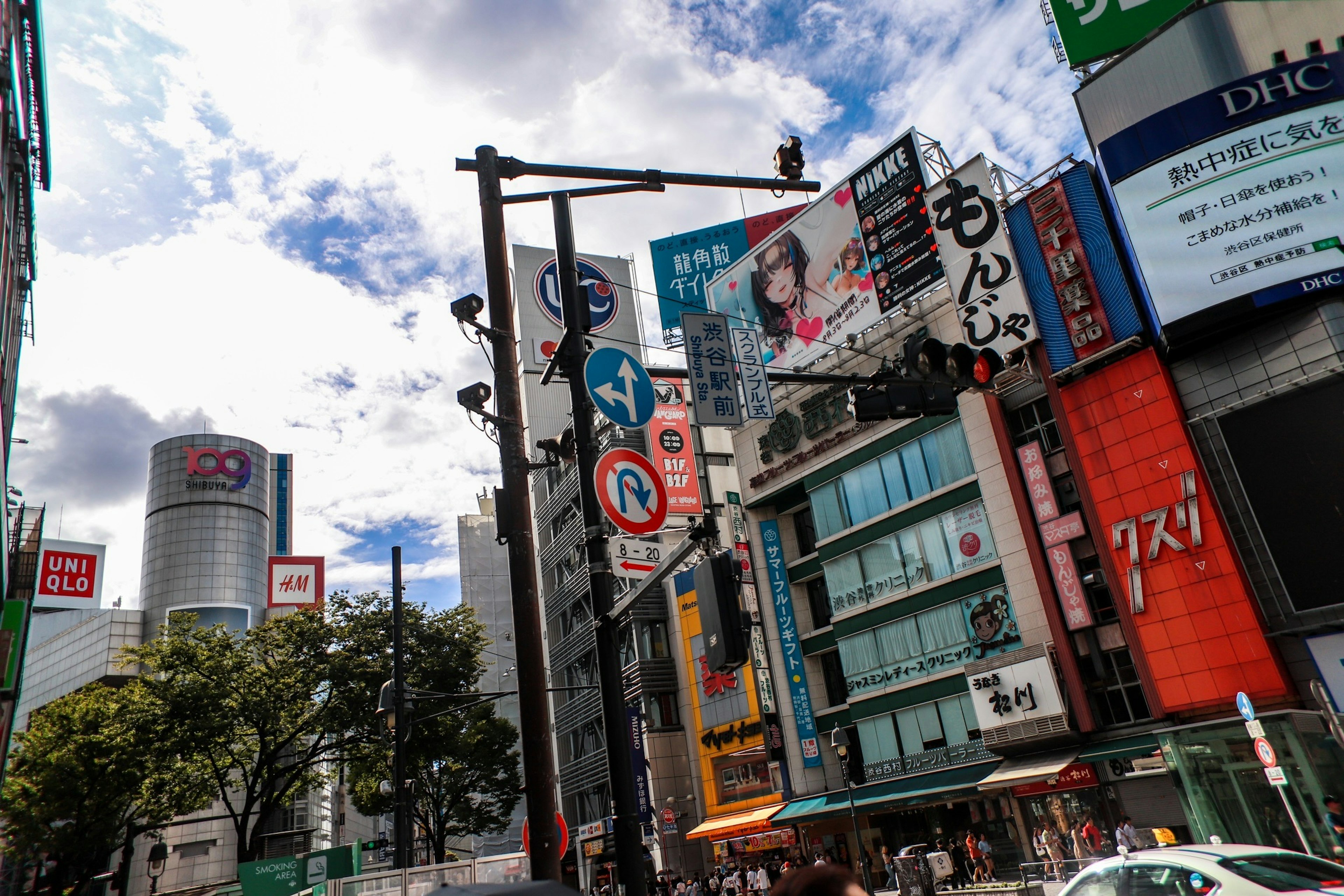 新宿の繁華街のビル群と看板が映る風景