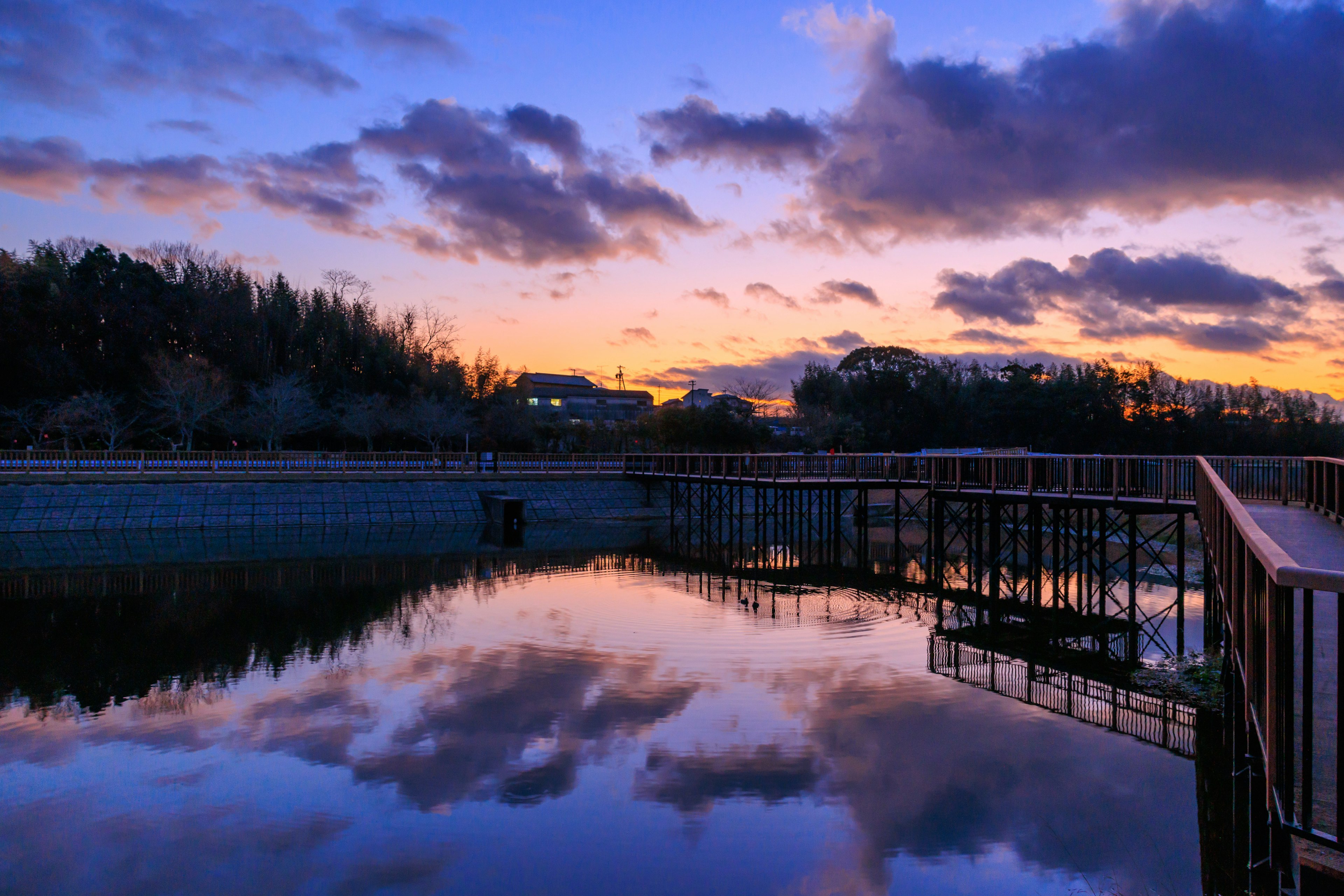 美しい夕焼けが水面に映る静かな風景