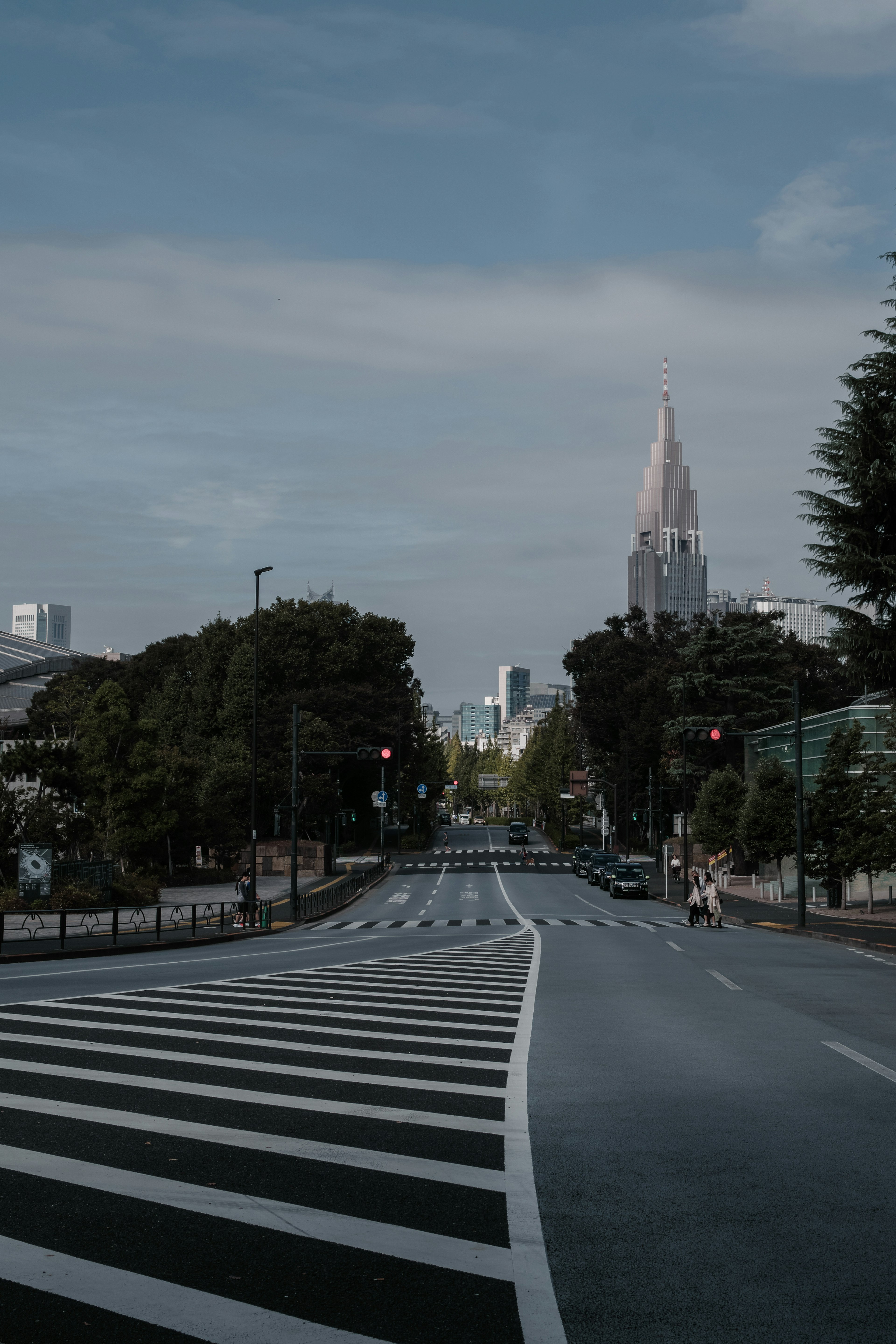 静かな通りと高層ビルと遠くの塔