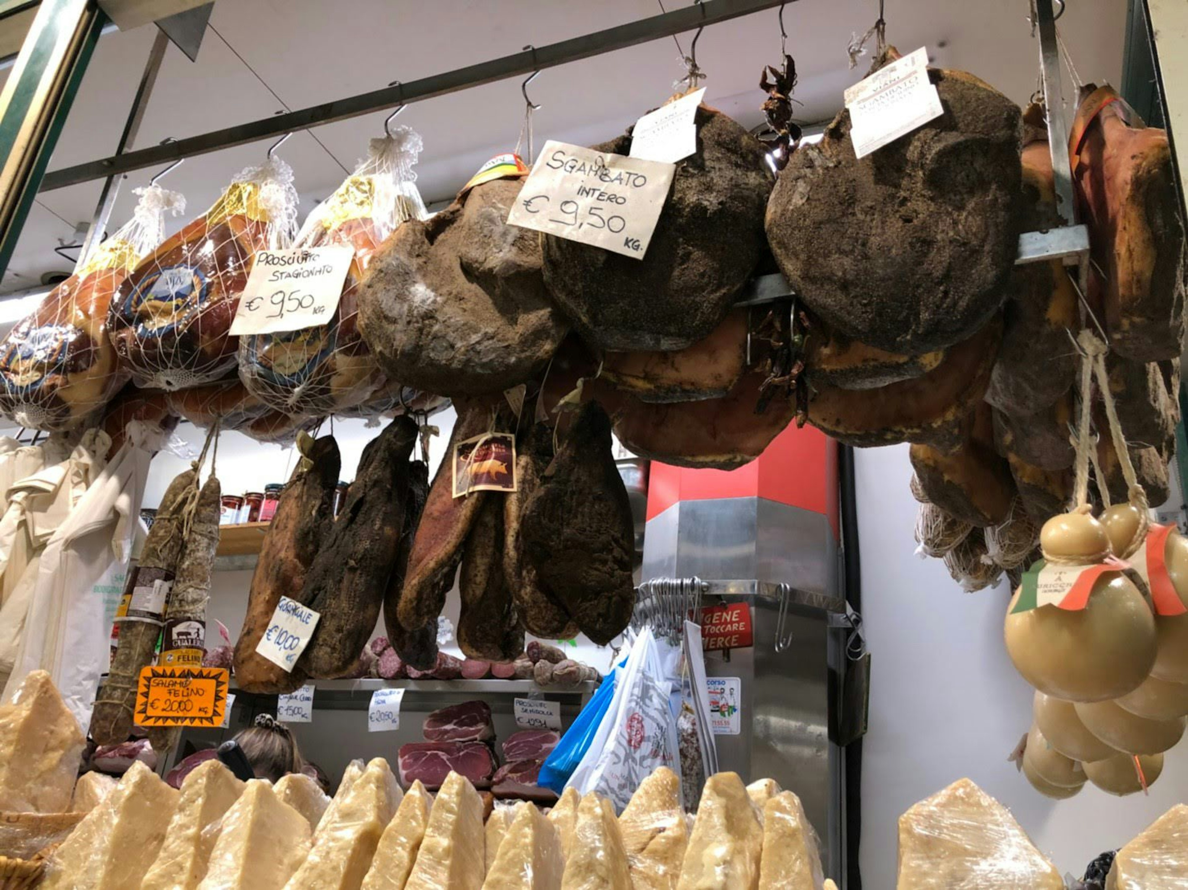 Affichage de viandes séchées et de jambons suspendus dans un marché