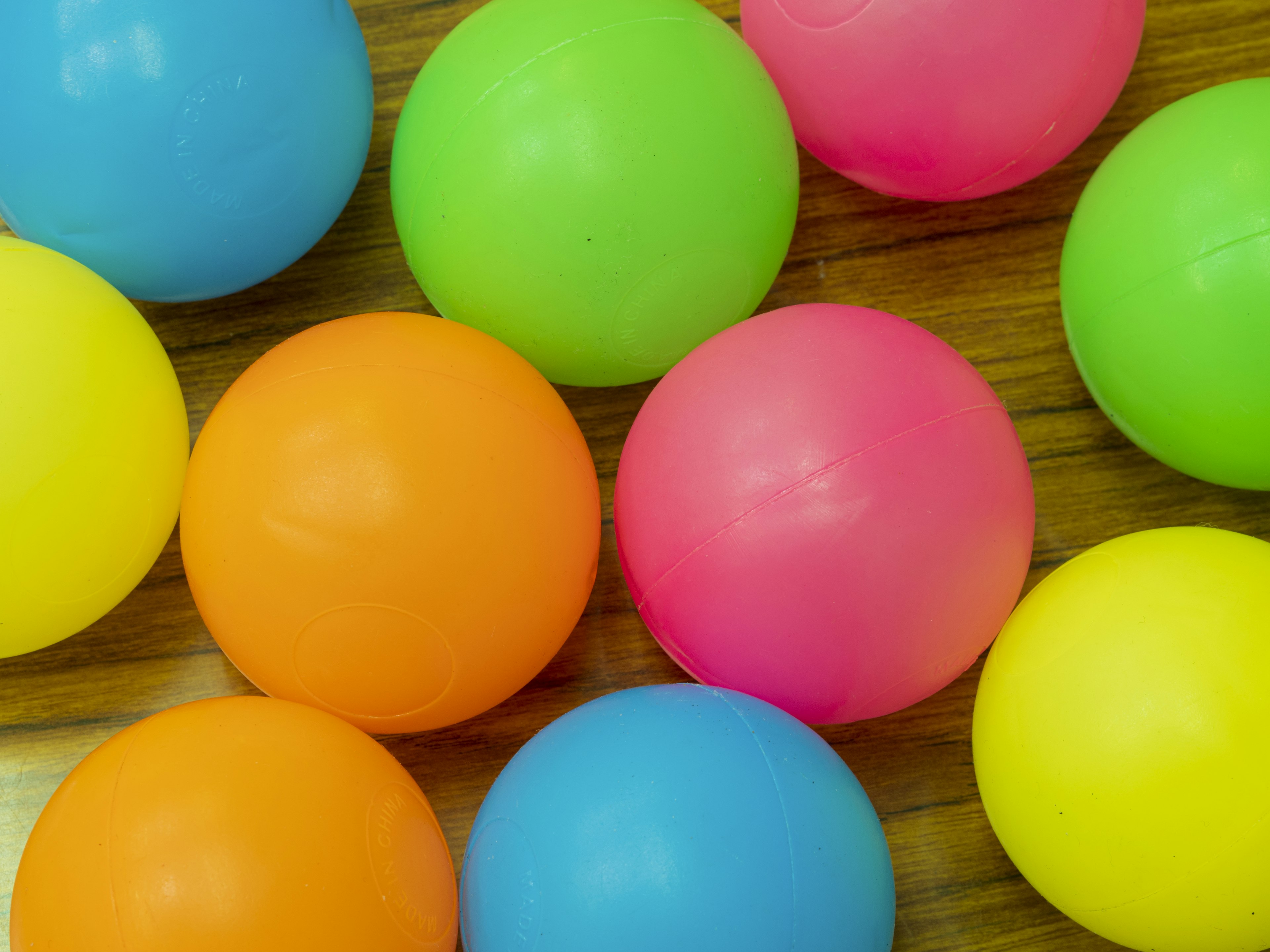 Pelotas coloridas dispuestas sobre una mesa de madera