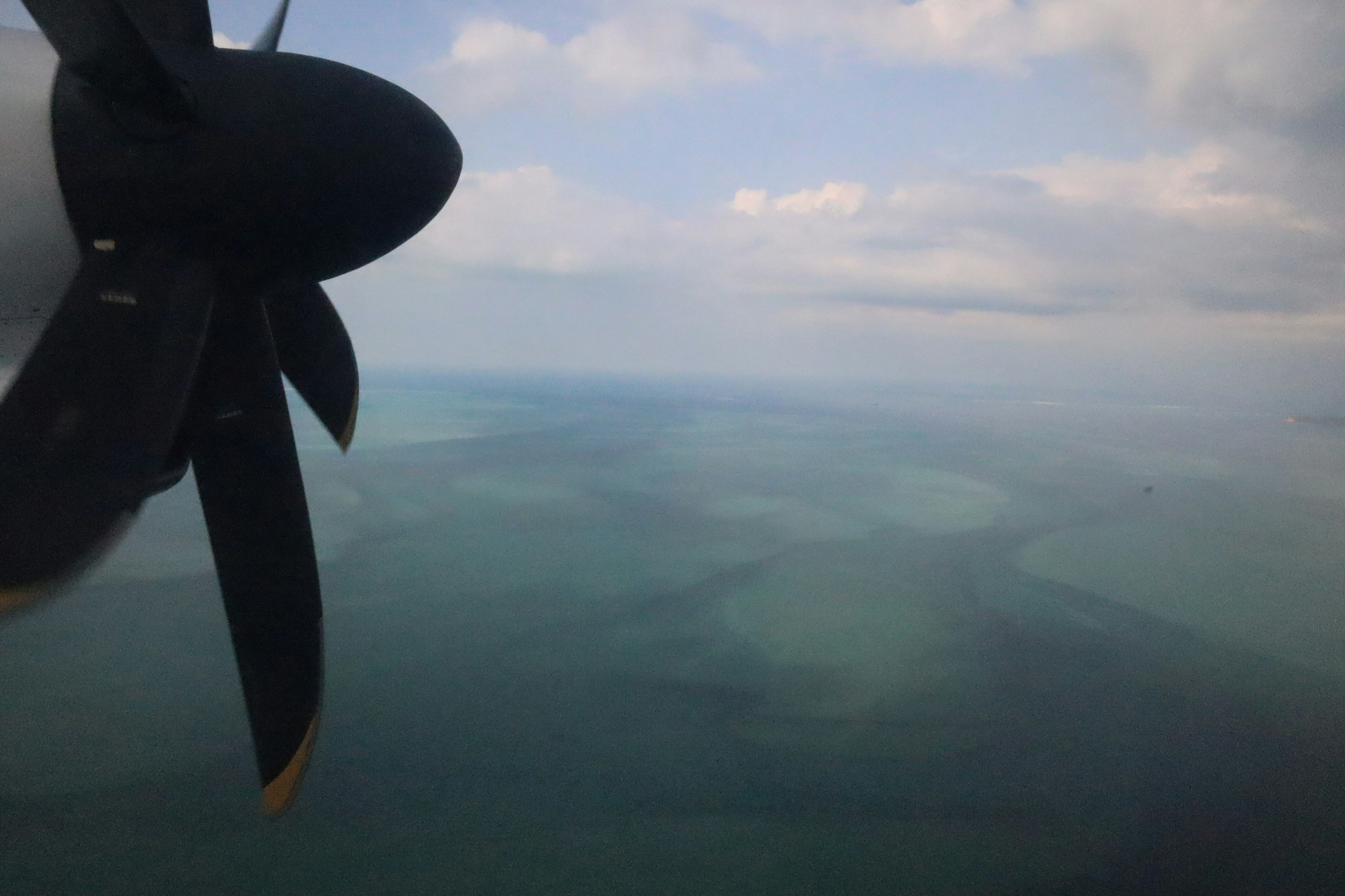 海の上空からのプロペラ機の視点