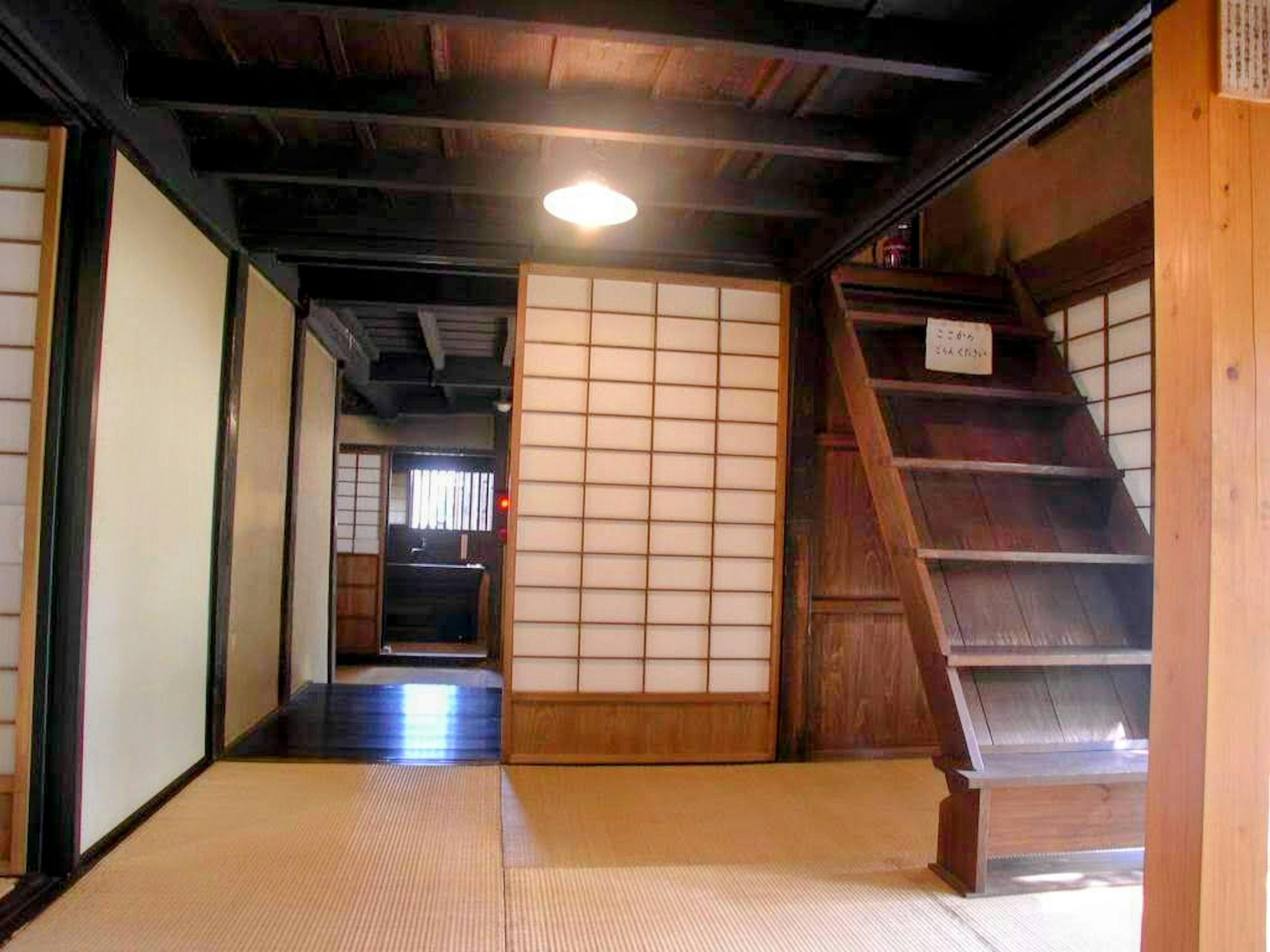 Interior rumah tradisional Jepang dengan pintu geser dan tangga