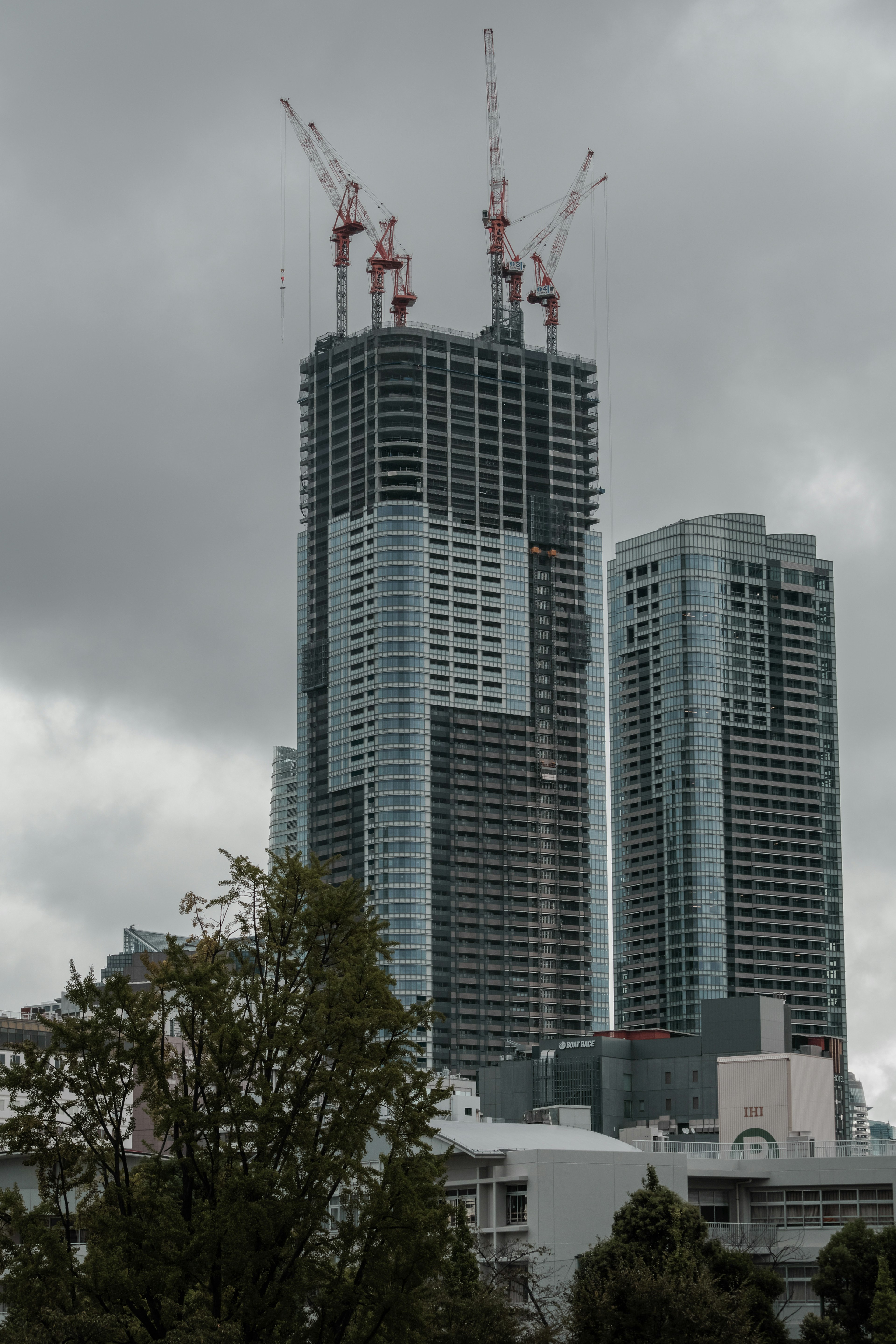 Konstruksi gedung pencakar langit dengan crane