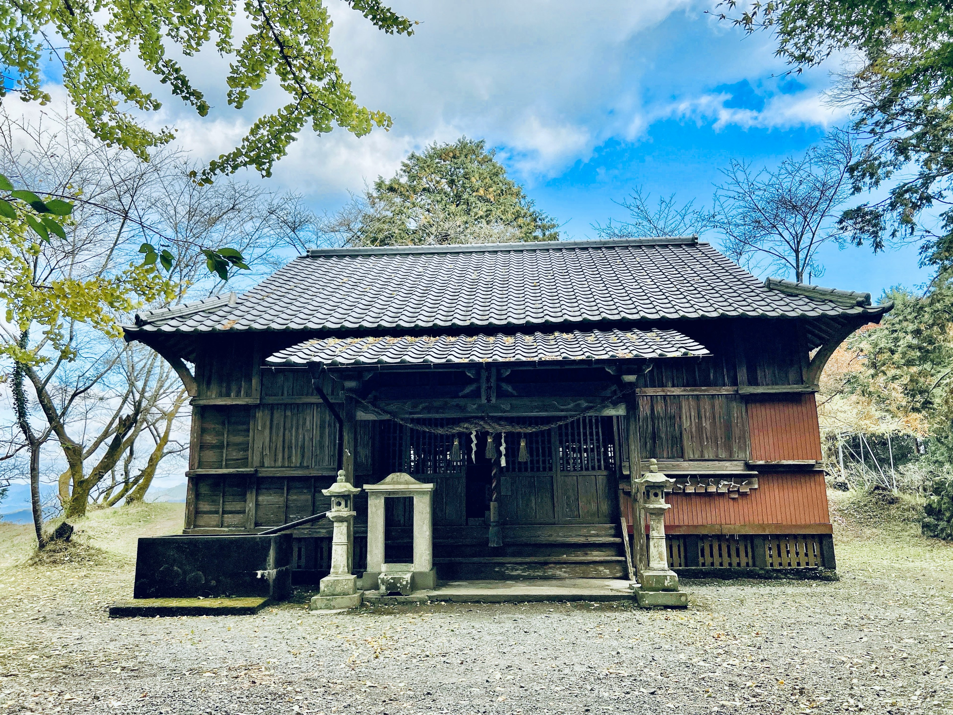 古い神社の建物と青空の背景