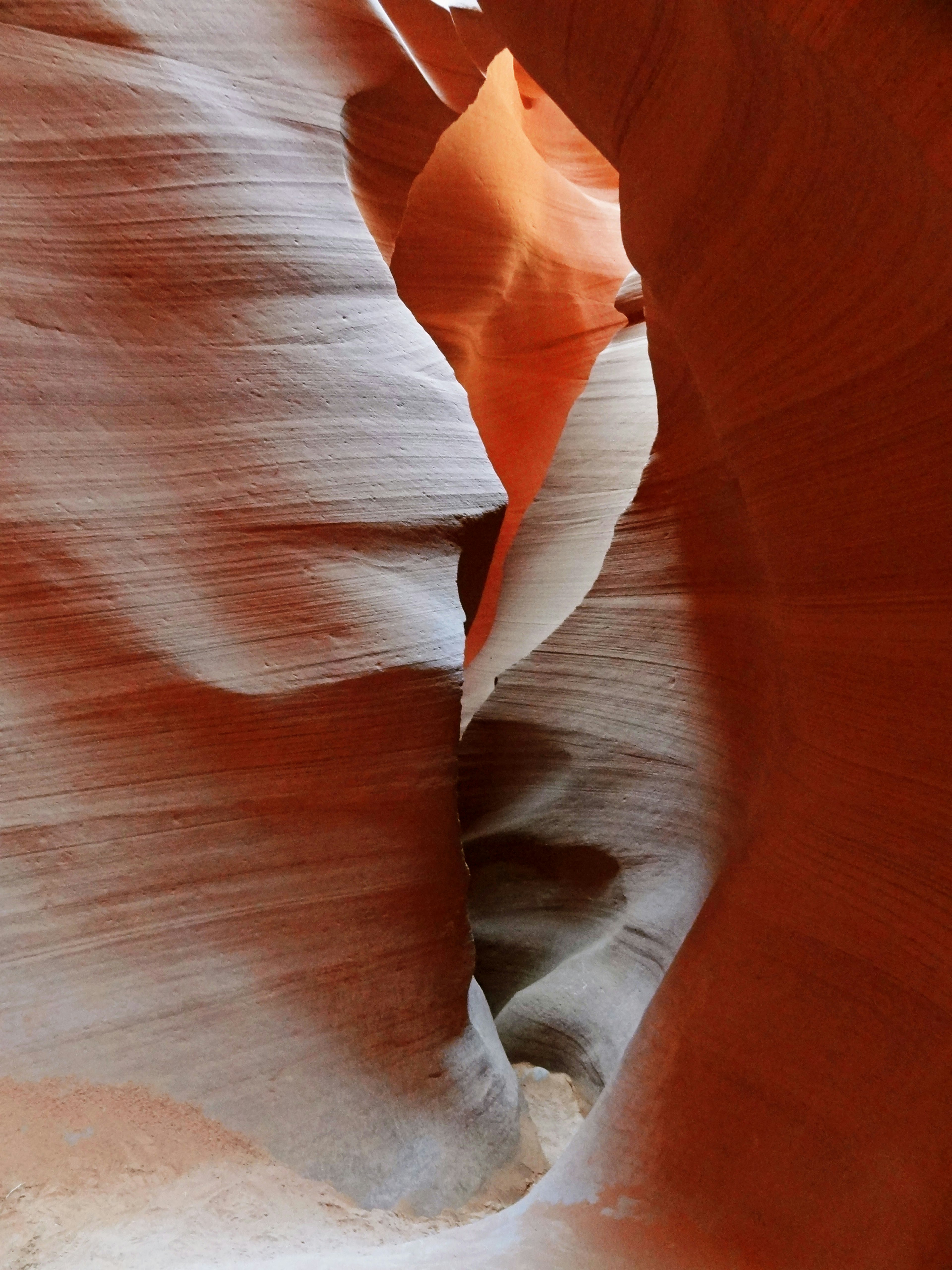 Gambar indah dari bagian dalam Canyon Antelope menampilkan garis mengalir dan nada oranye hangat