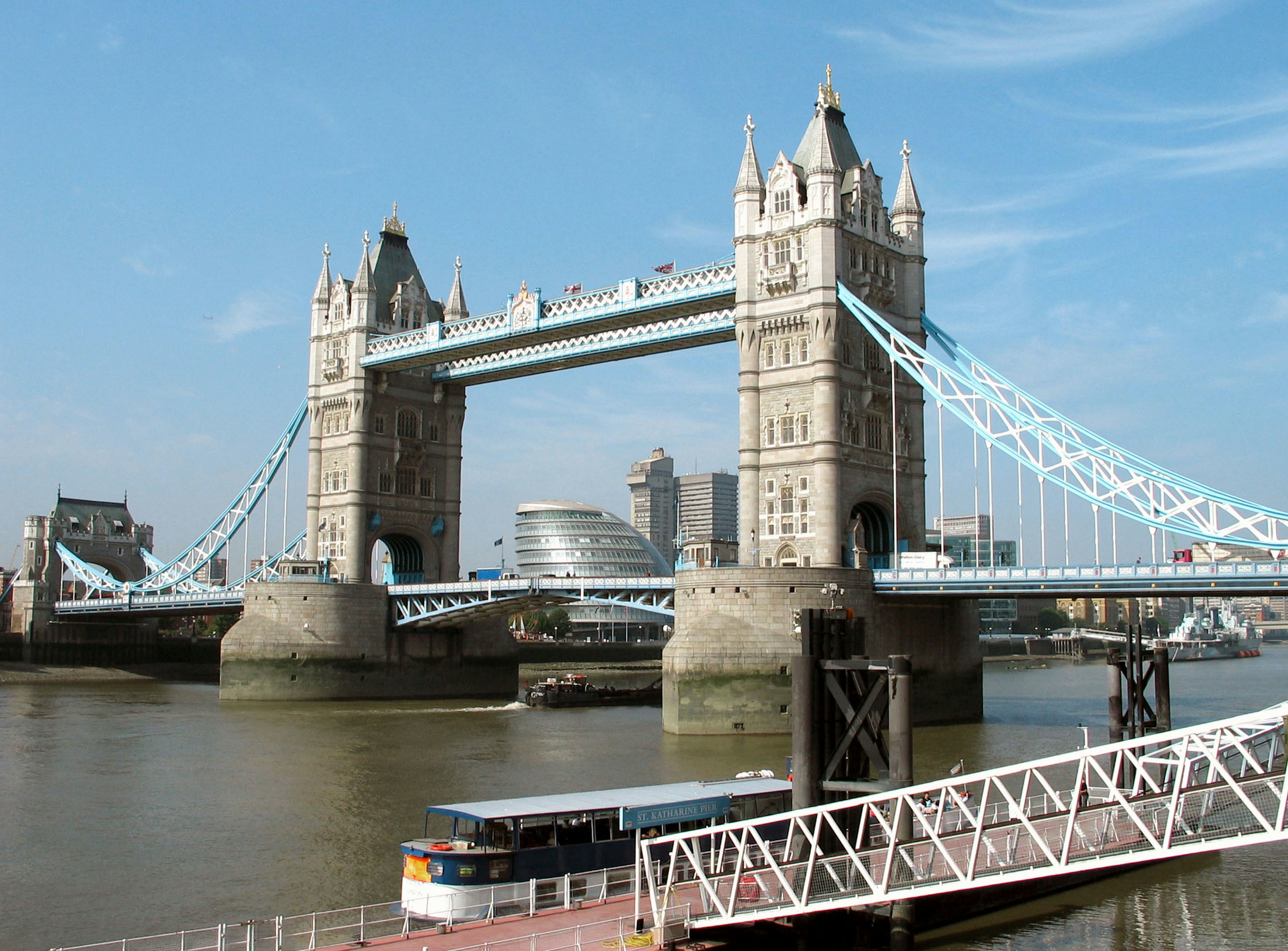 Pemandangan Jembatan Tower di London di bawah langit biru yang cerah