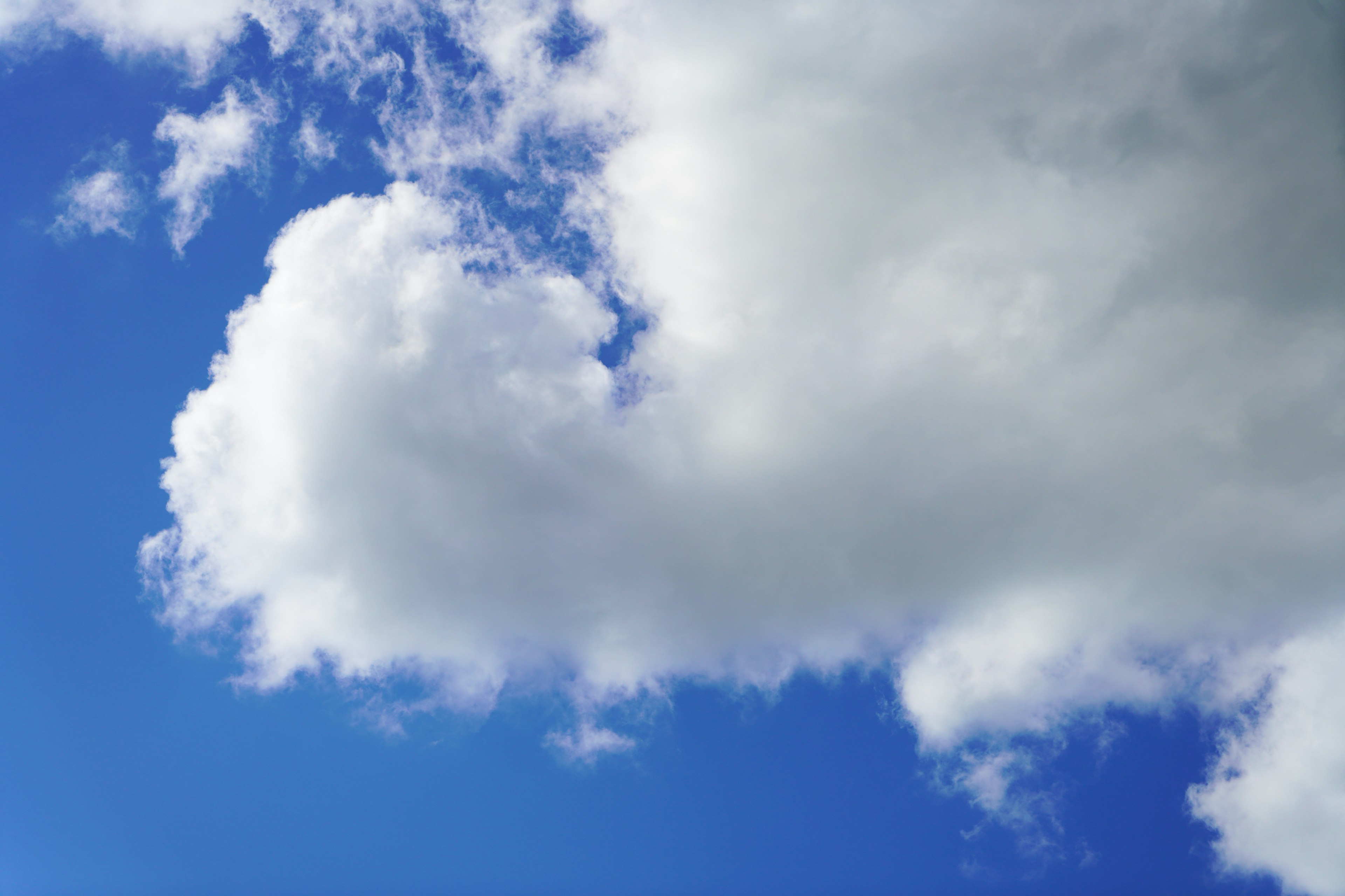 Primo piano di nuvole bianche su uno sfondo blu