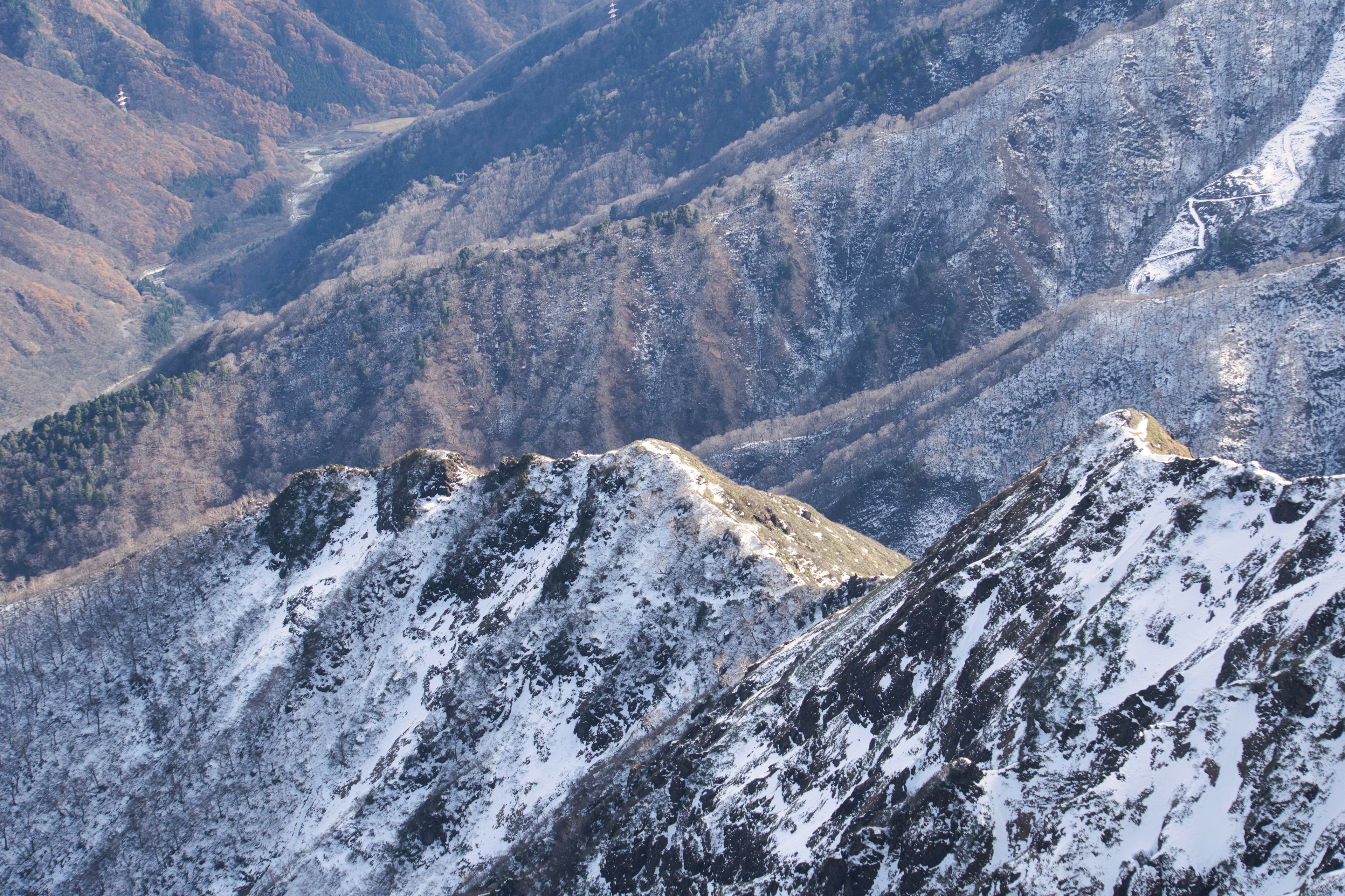 Schneebedeckte Berglandschaft mit zerklüftetem Gelände