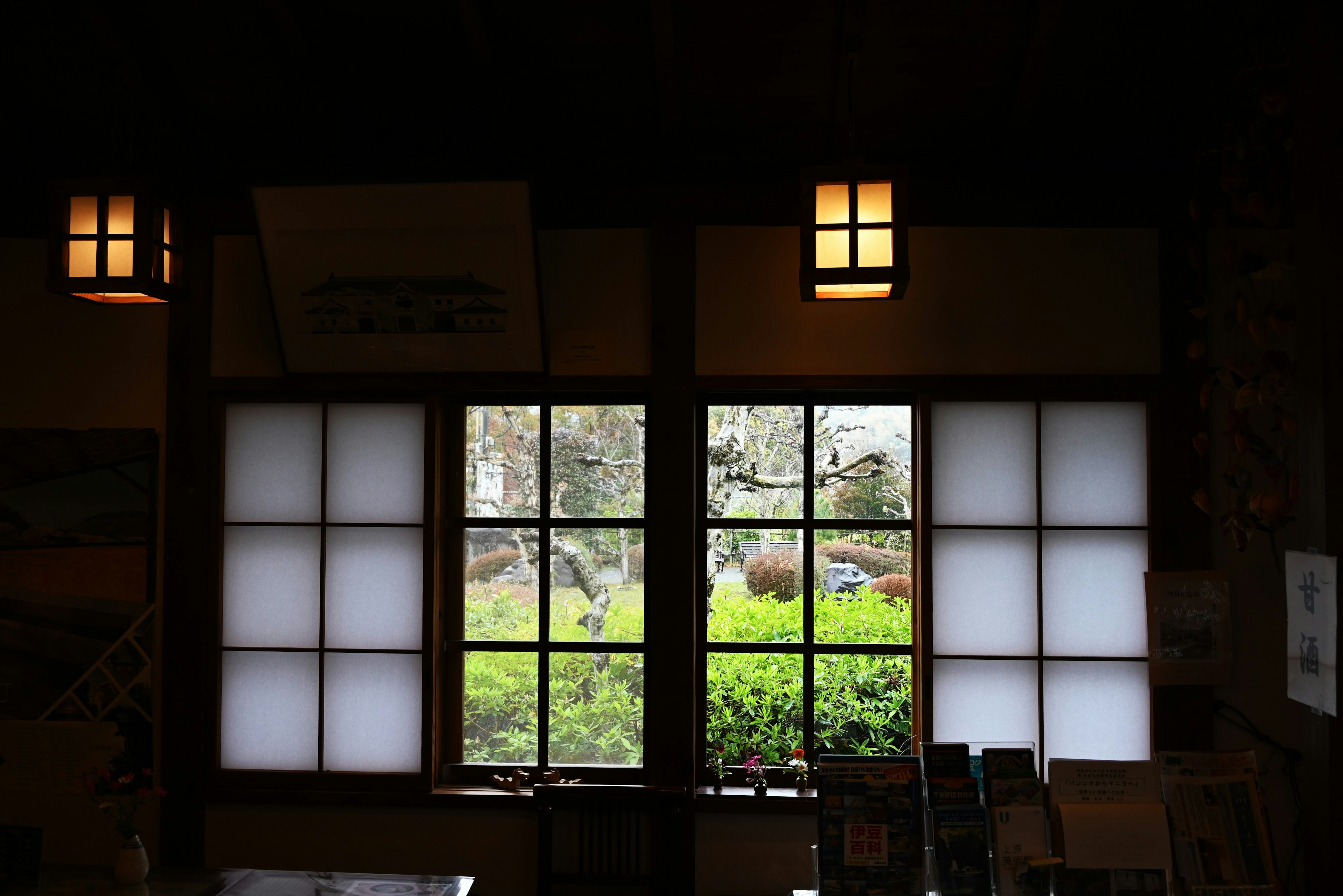 Vue d'une fenêtre japonaise traditionnelle montrant une verdure luxuriante