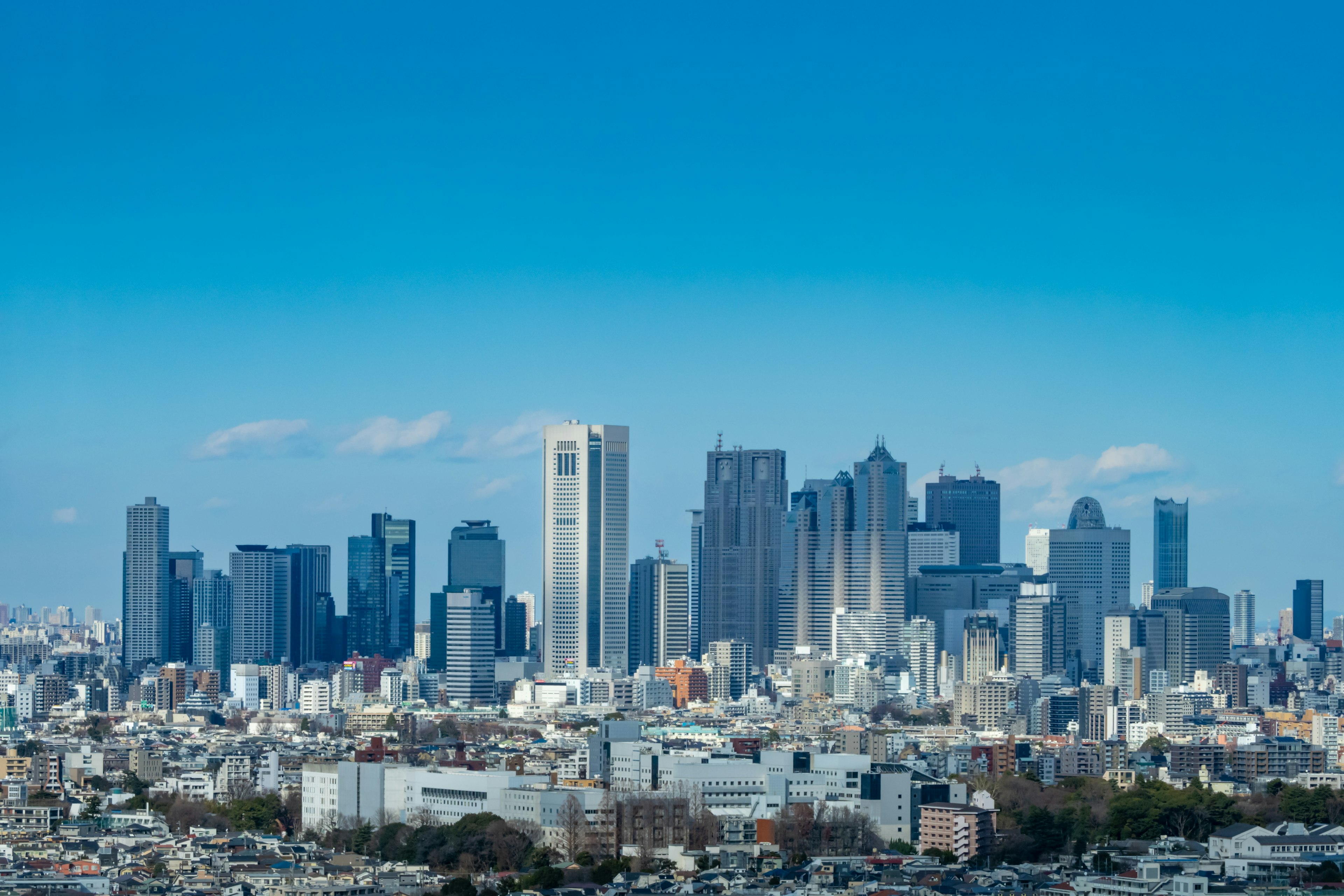 Pemandangan panorama dari cakrawala Tokyo di bawah langit biru yang cerah