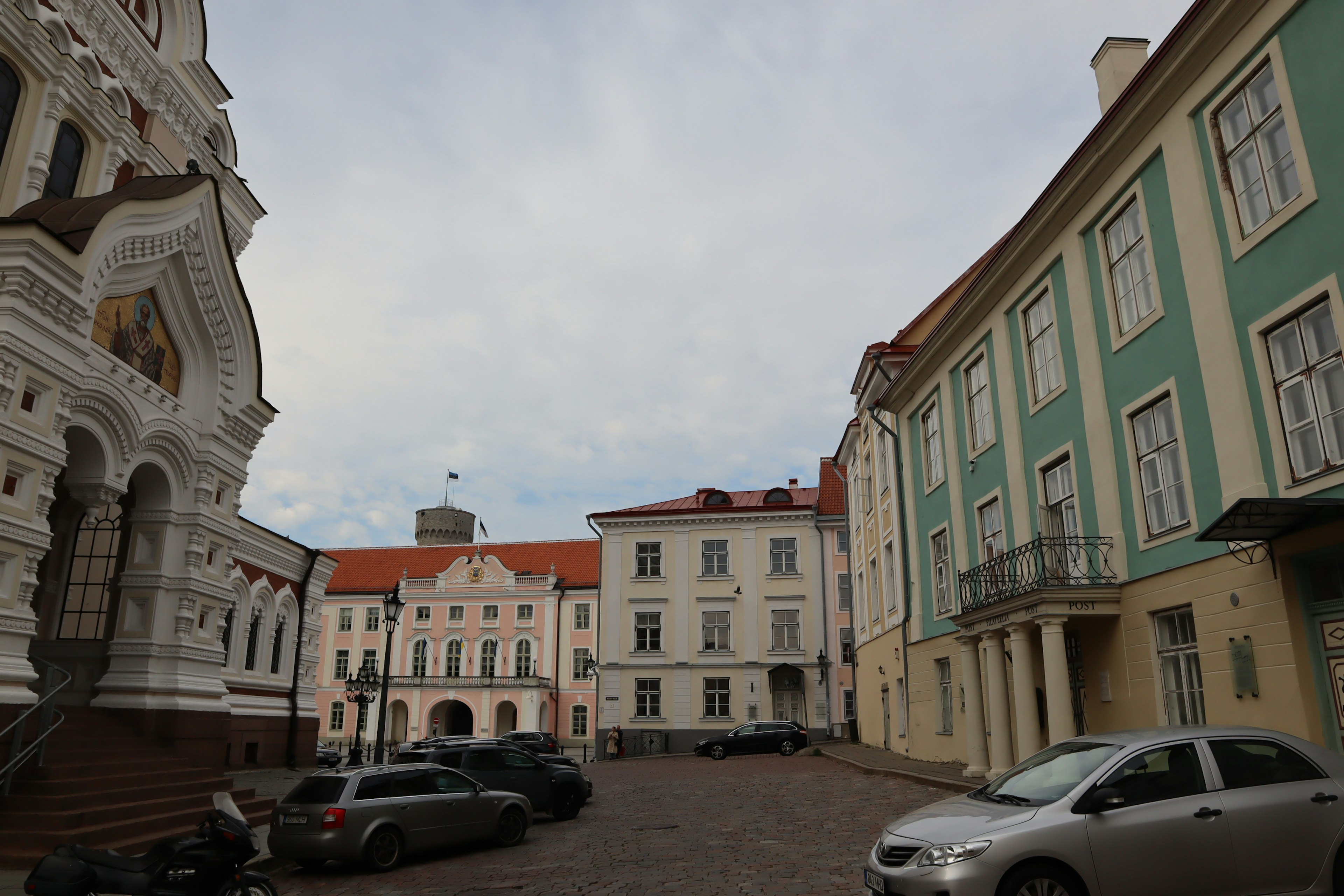 Alun-alun bersejarah di Tallinn Estonia dengan bangunan putih dan hijau