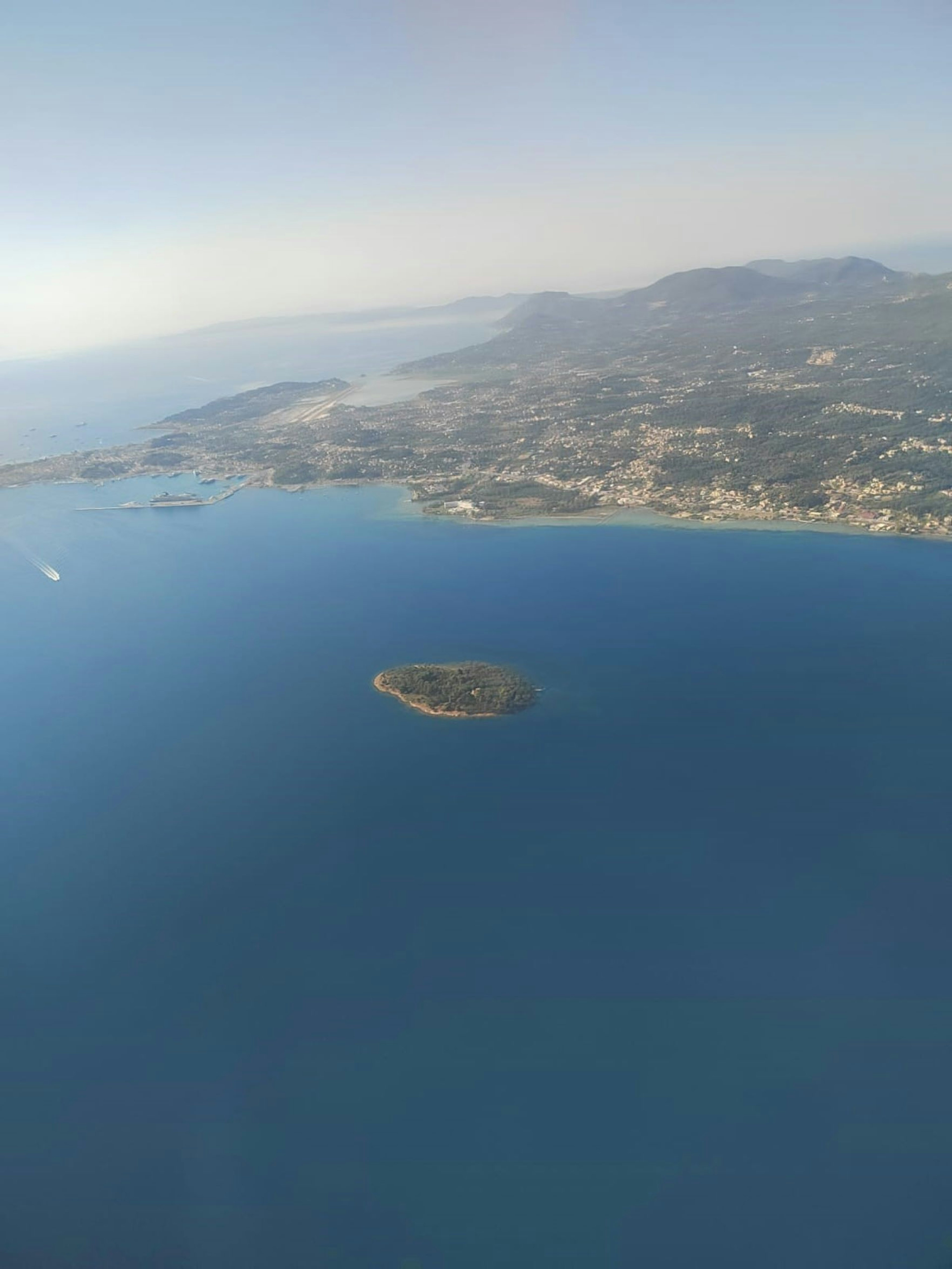 Vista aérea de un mar azul con una pequeña isla