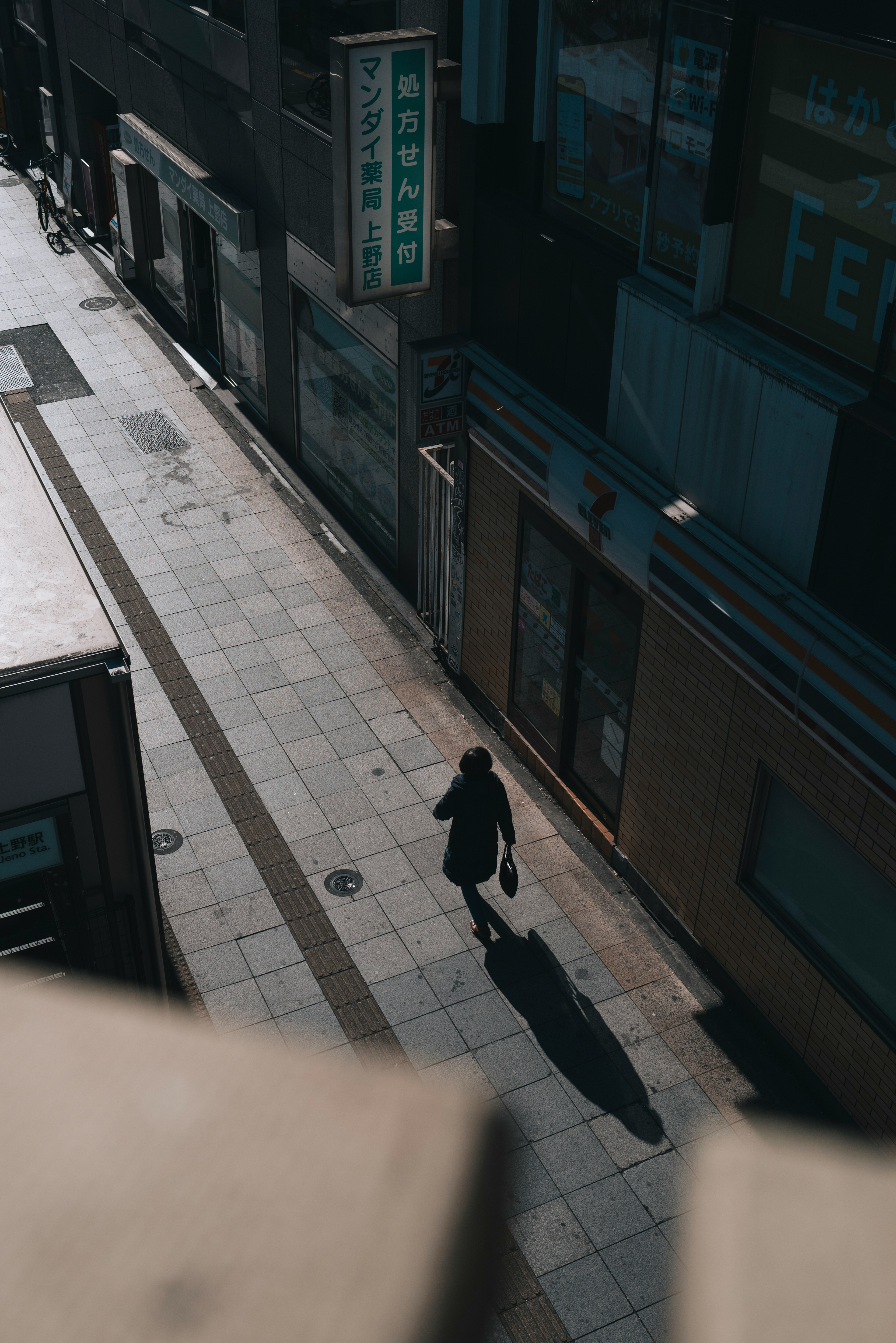 Vista aérea de una calle tranquila con una persona caminando