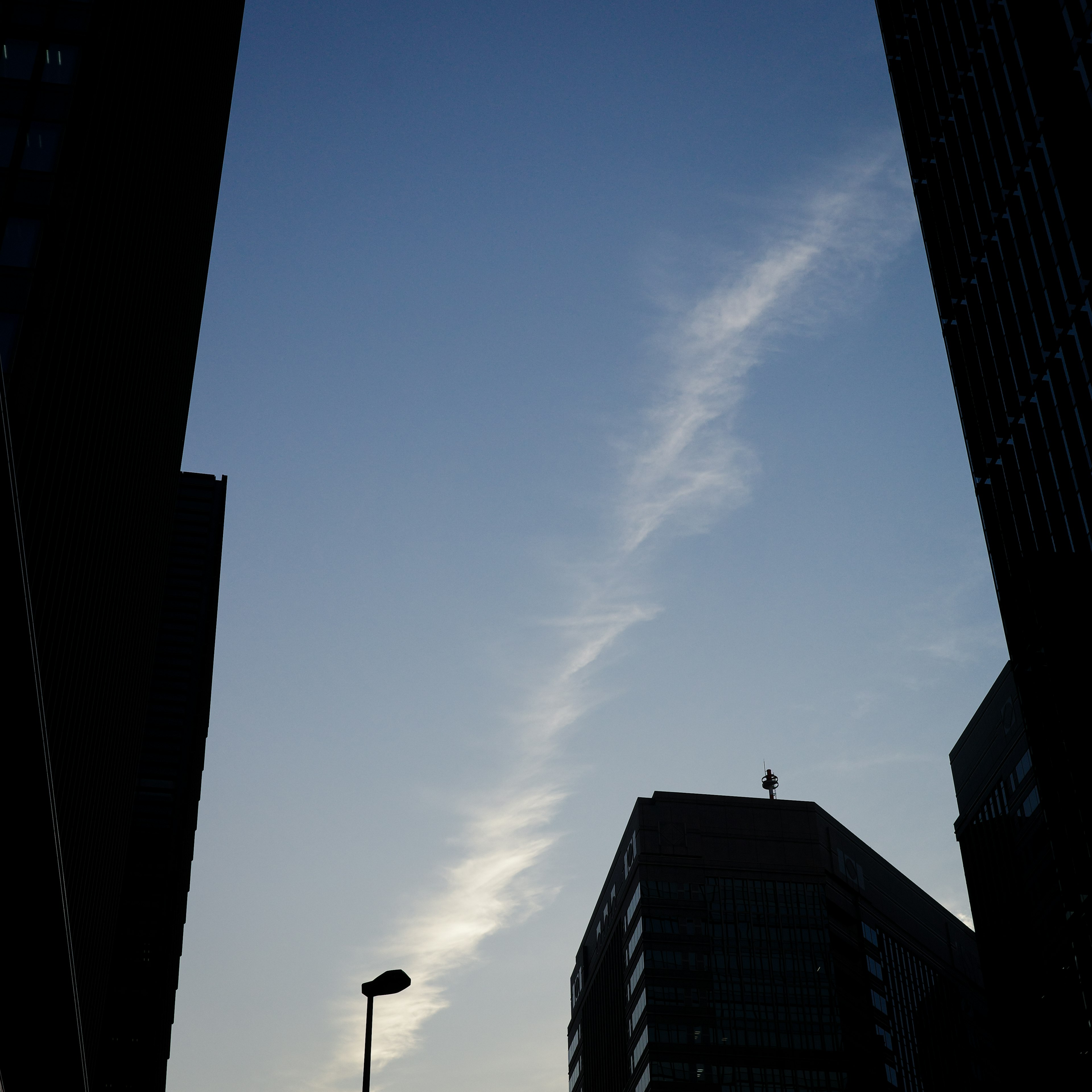 ビルの間から見える青空と雲