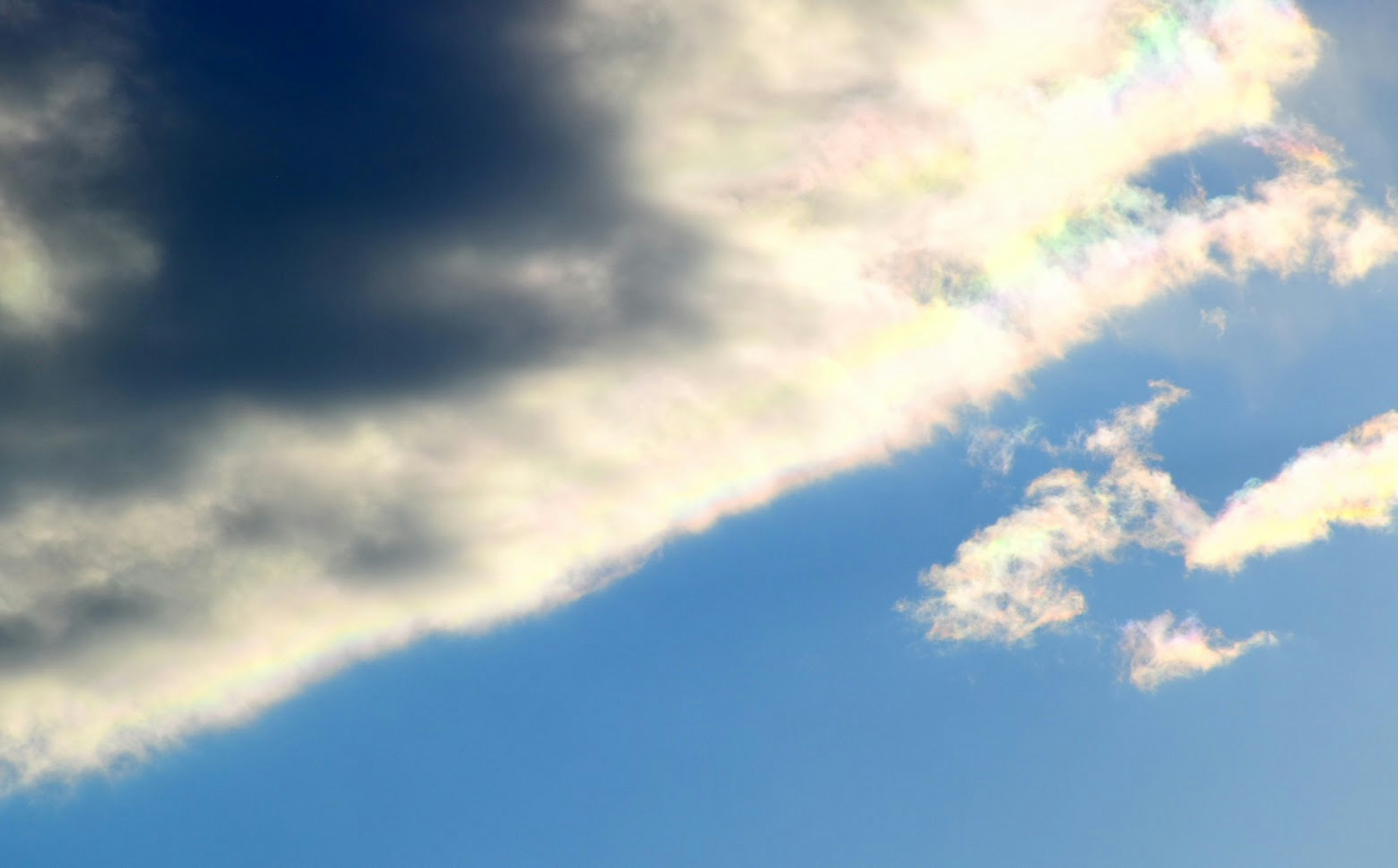 Teil einer Wolke mit Lichtreflexion im blauen Himmel