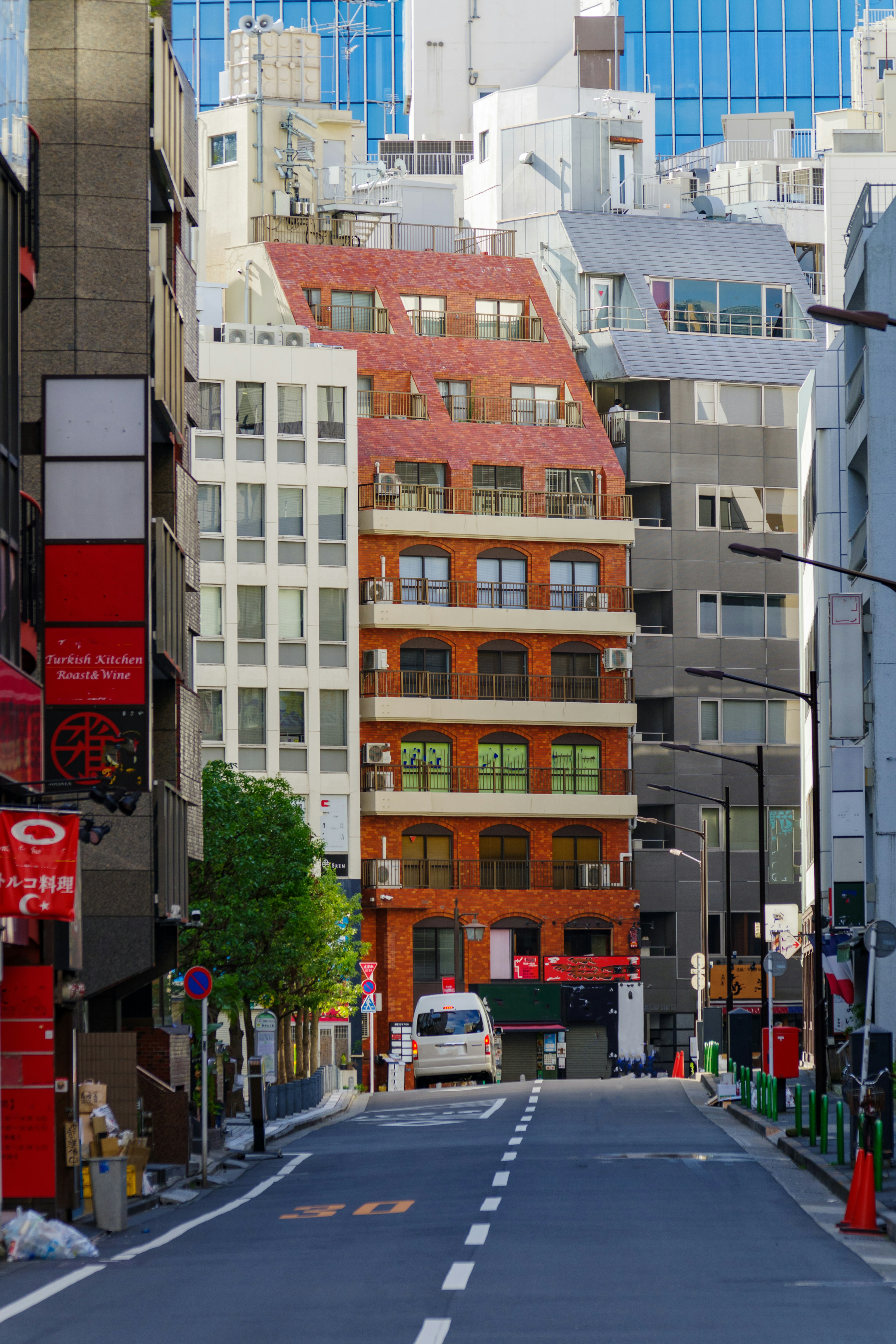 色とりどりのビルが立ち並ぶ東京の街並み