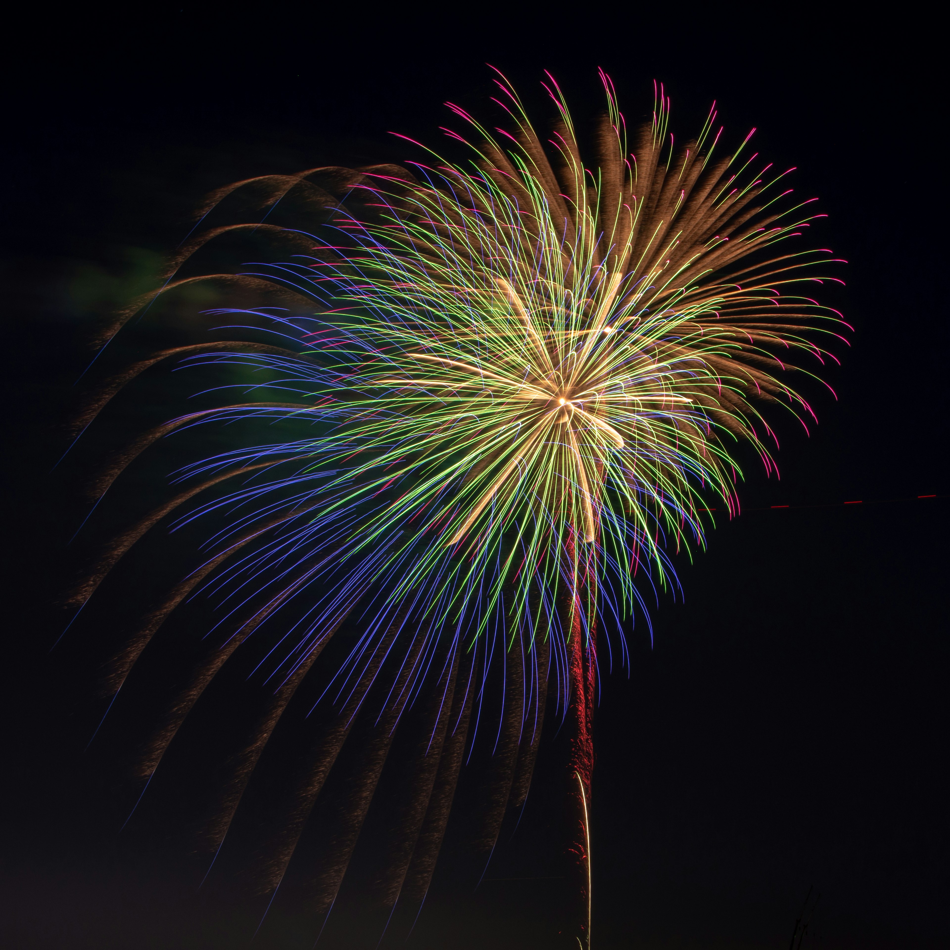 Patrón de fuegos artificiales coloridos estallando en el cielo nocturno