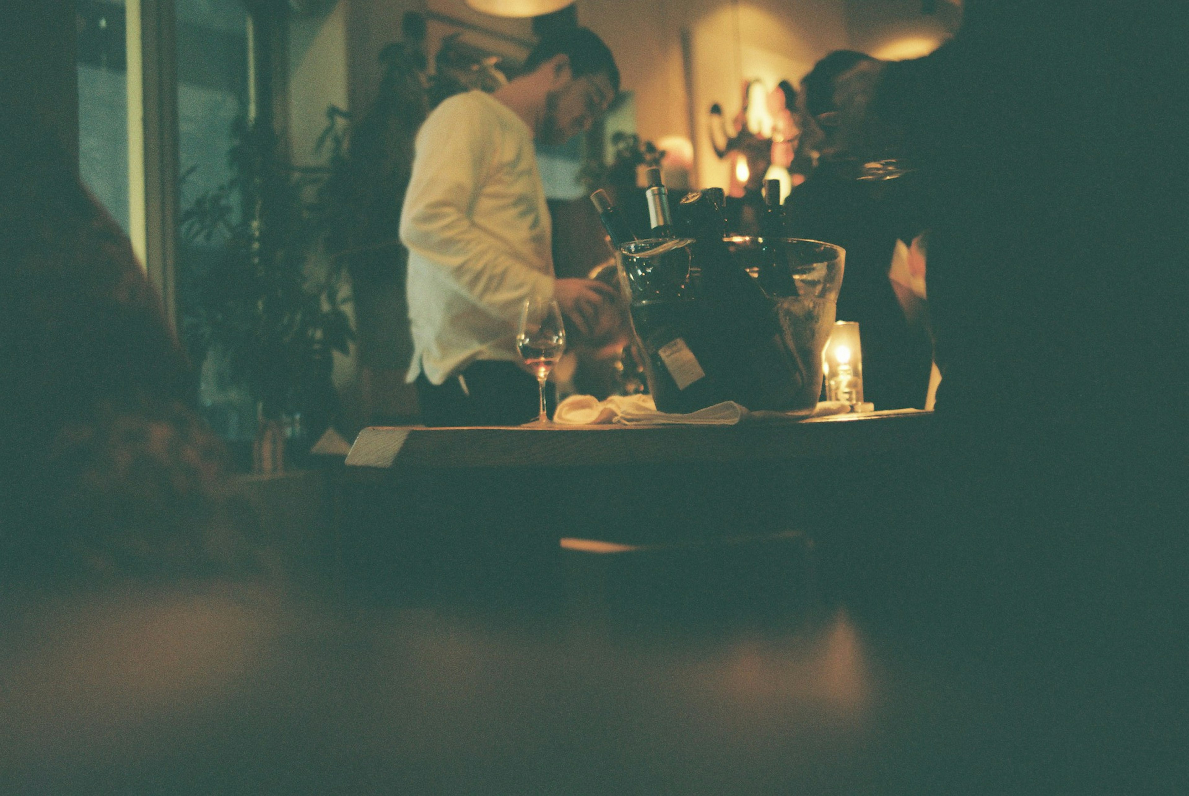 Bartender che prepara drink in un bar poco illuminato