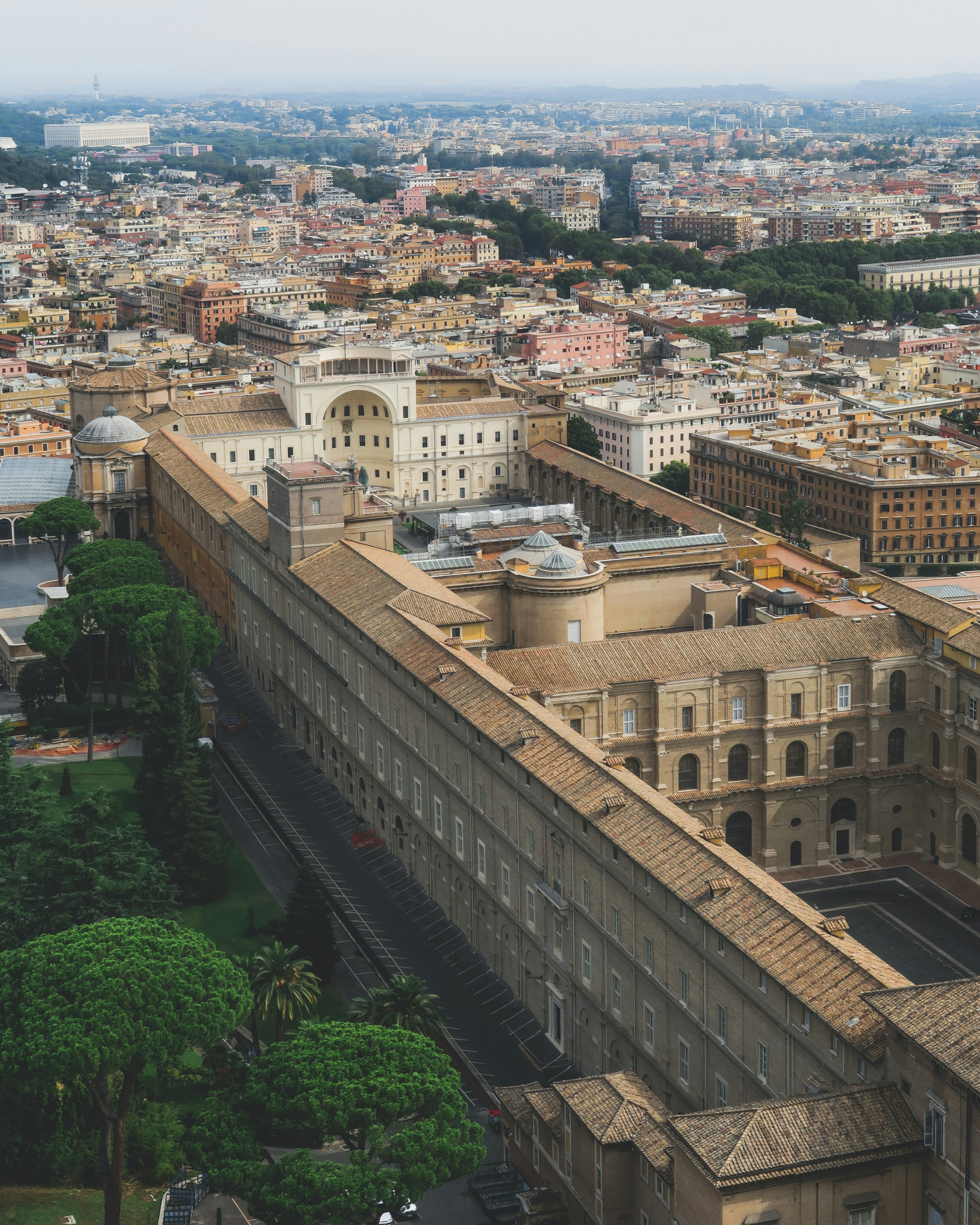 Vista aerea della Città del Vaticano che mostra edifici storici e panorama urbano