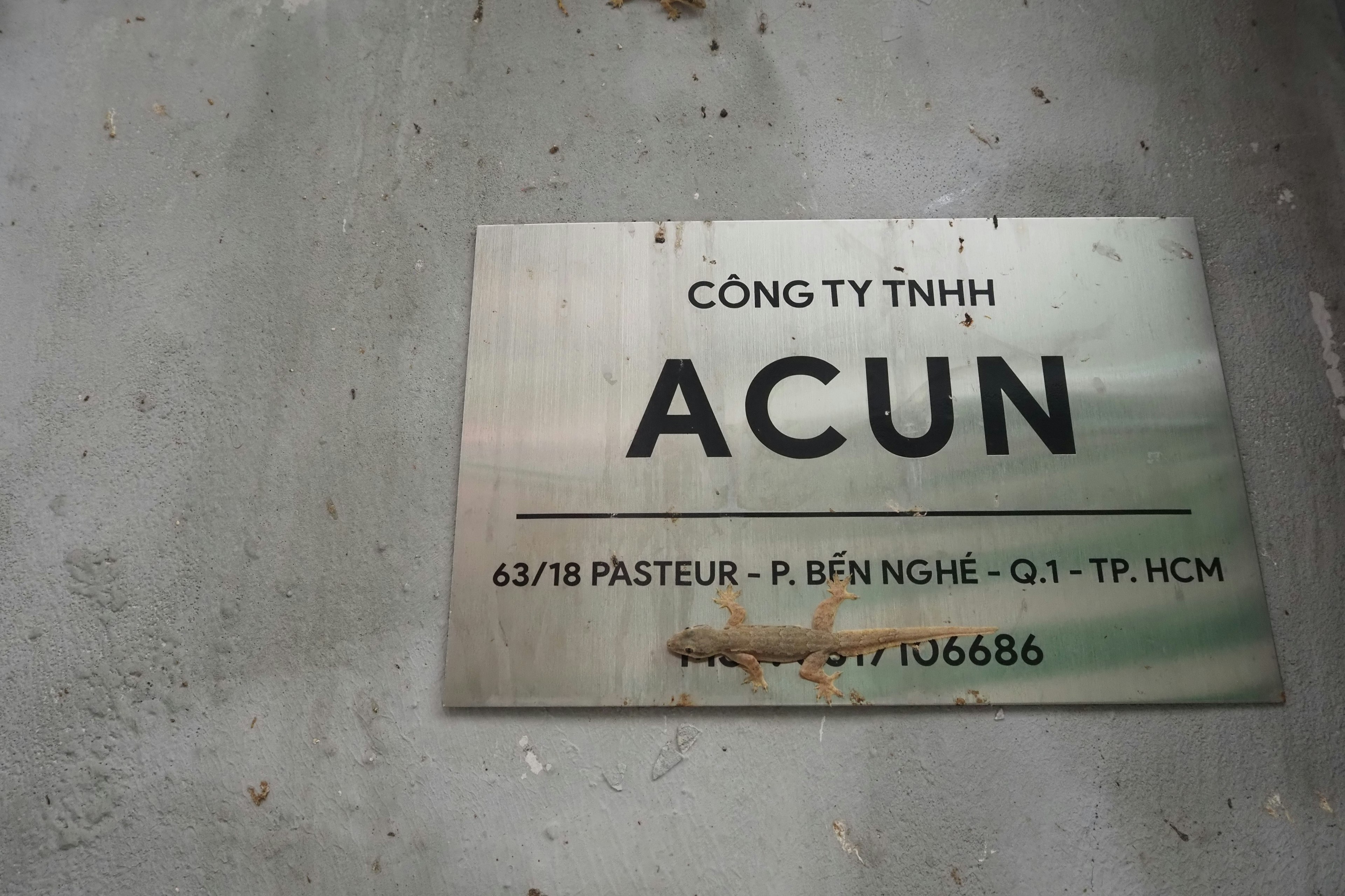 ACUNの金属プレートが壁に取り付けられている