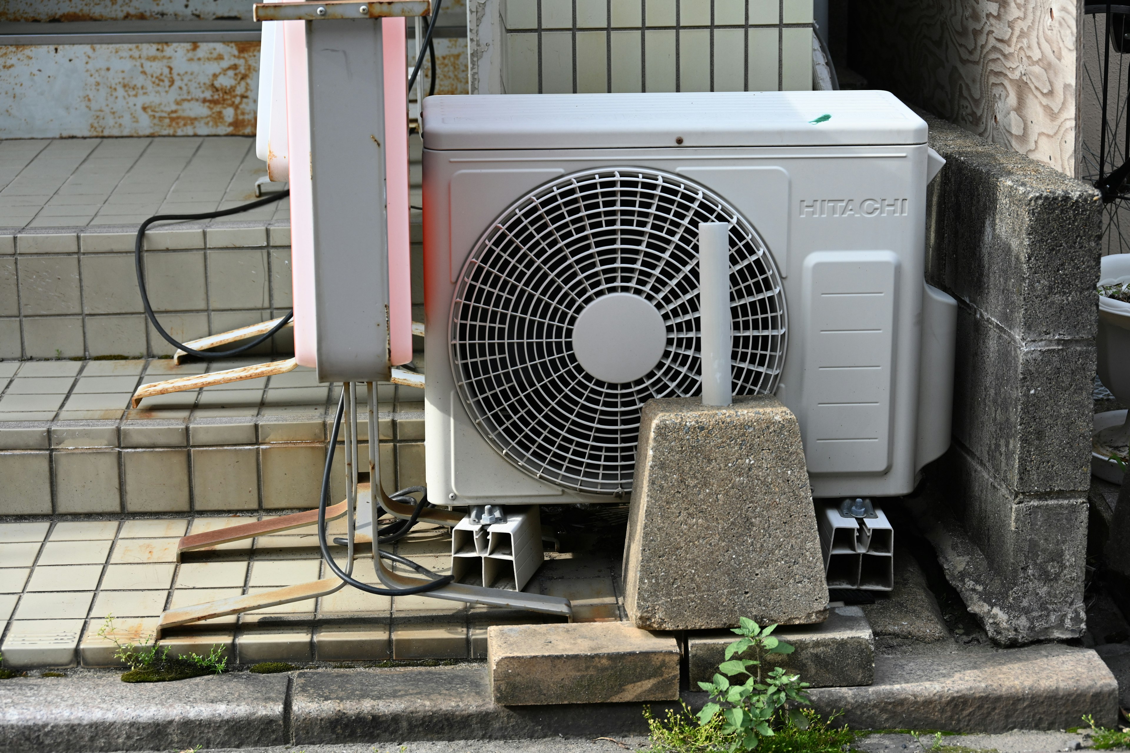 Un climatiseur placé à côté d'un escalier