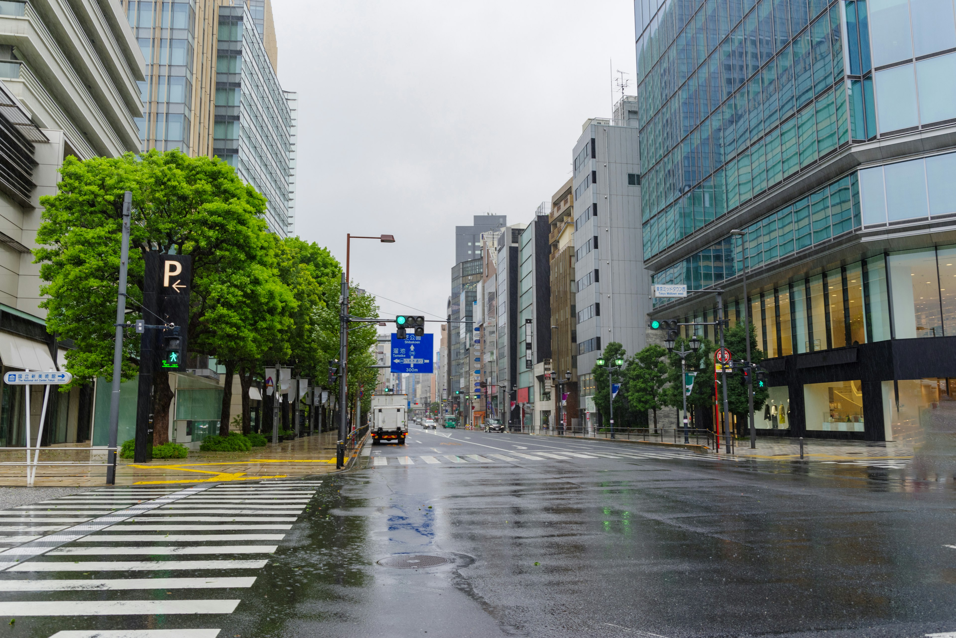 Rue vide avec des grands bâtiments et un sol mouillé