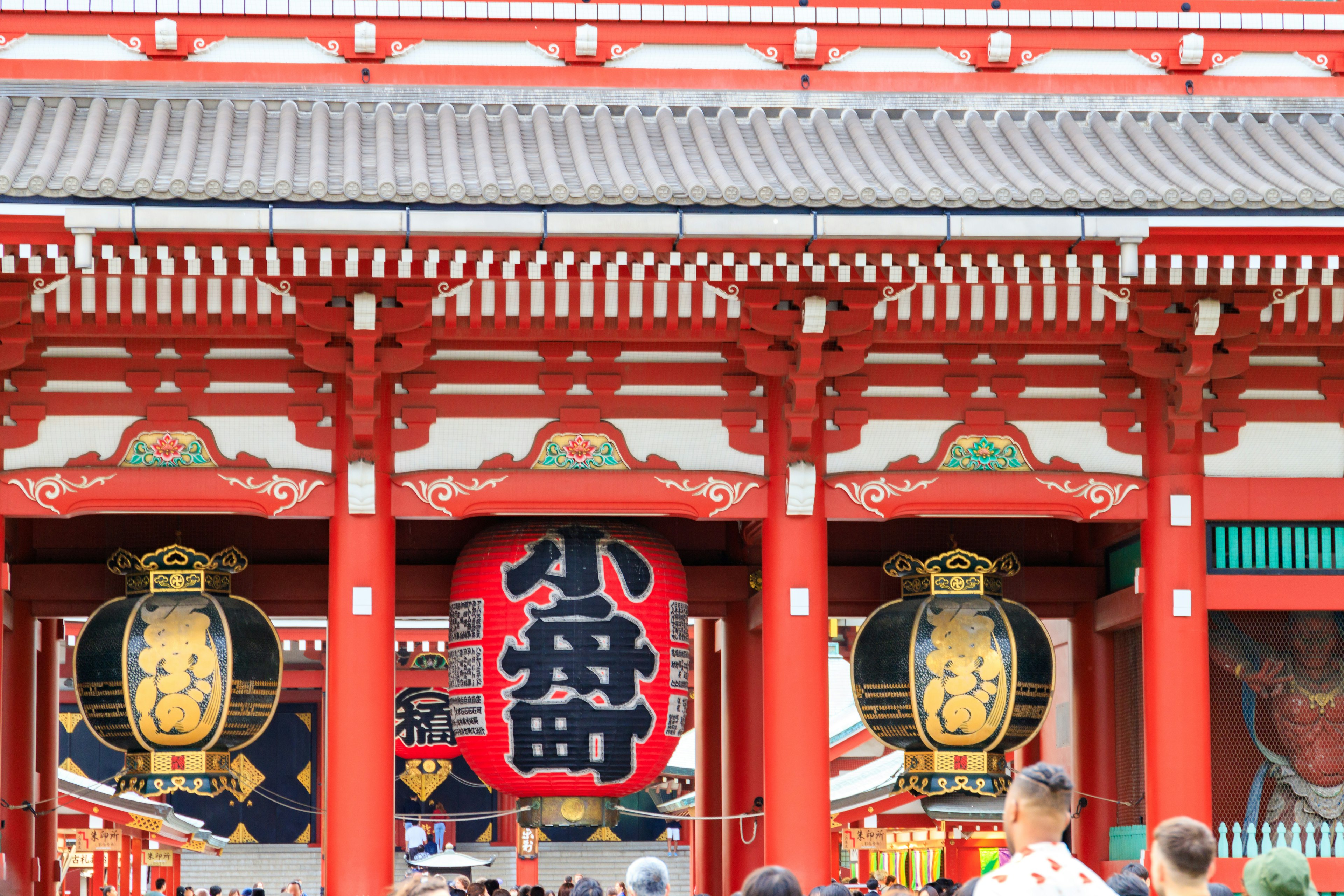 浅草寺の雷門を背景にした賑やかな観光客たち