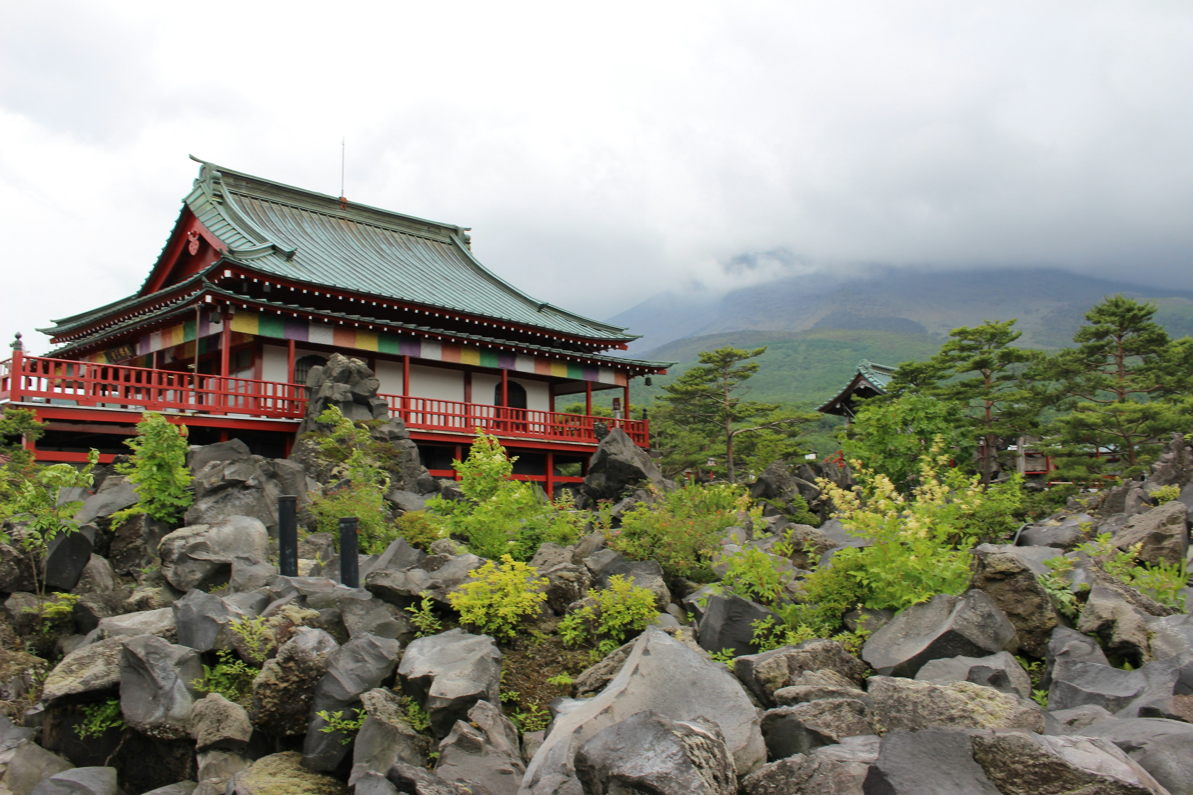 一座美麗的紅屋頂寺廟矗立在岩石之間