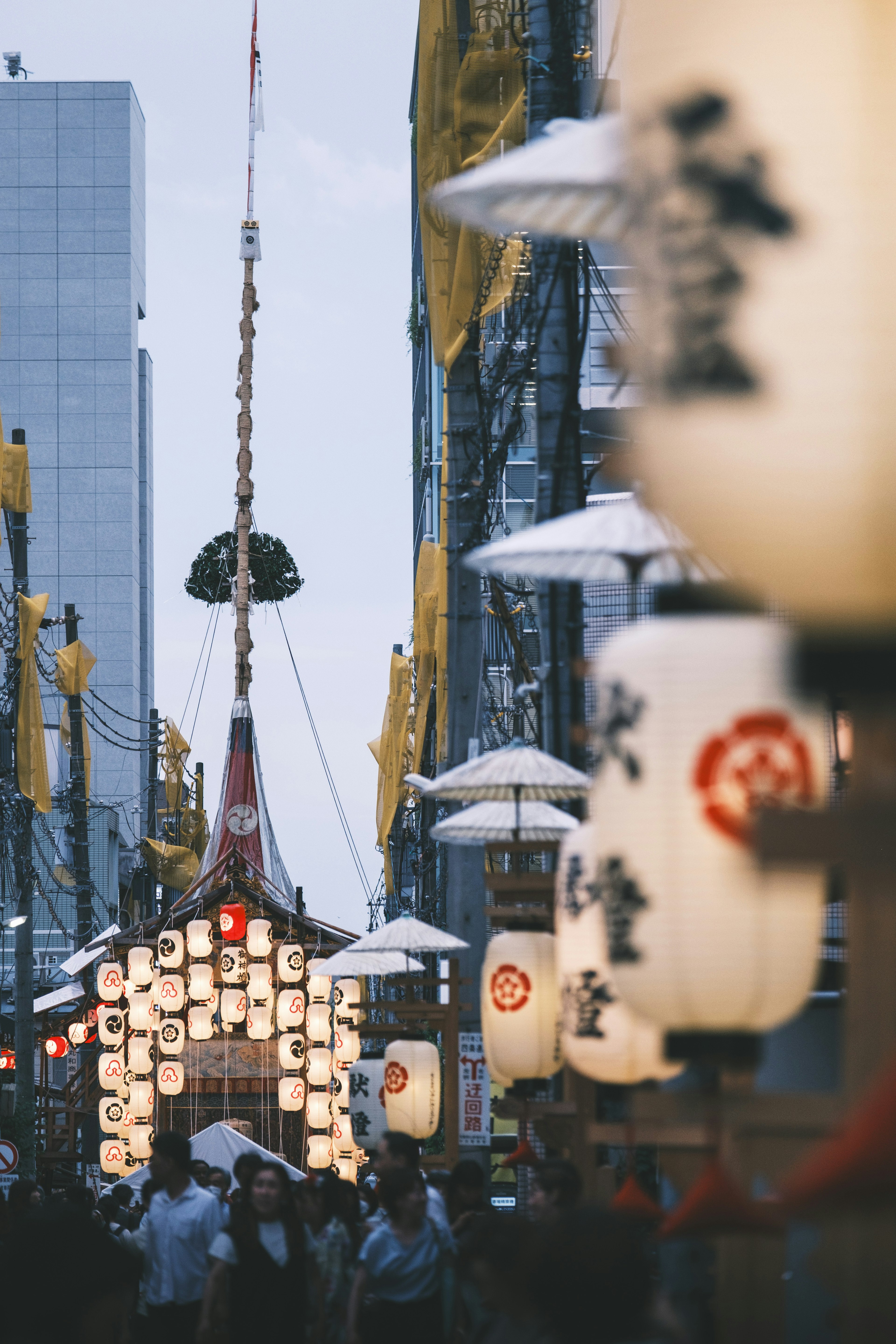 Scène de festival avec des lanternes et une charrette dans la rue