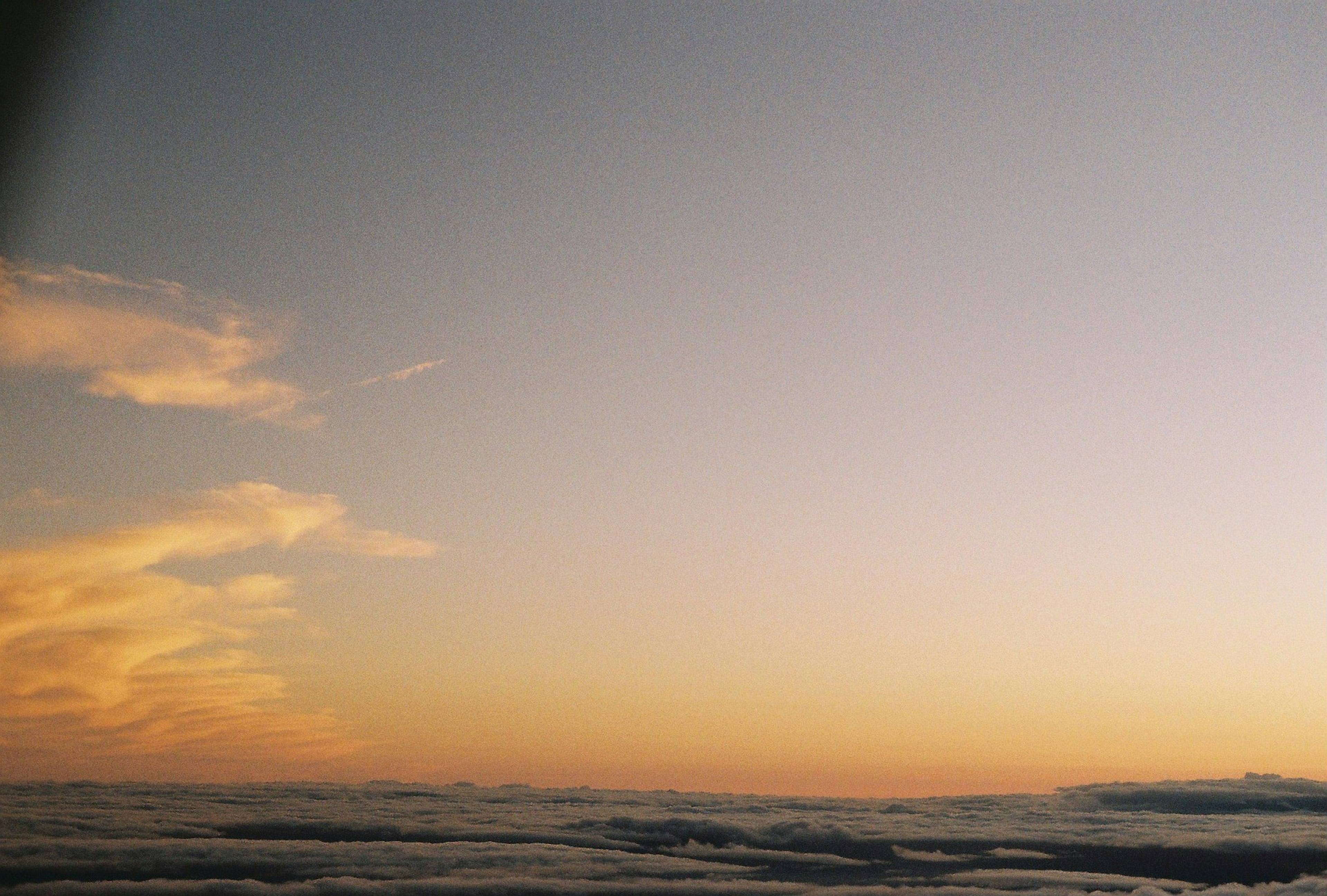 Colores de atardecer hermosos con nubes en el cielo