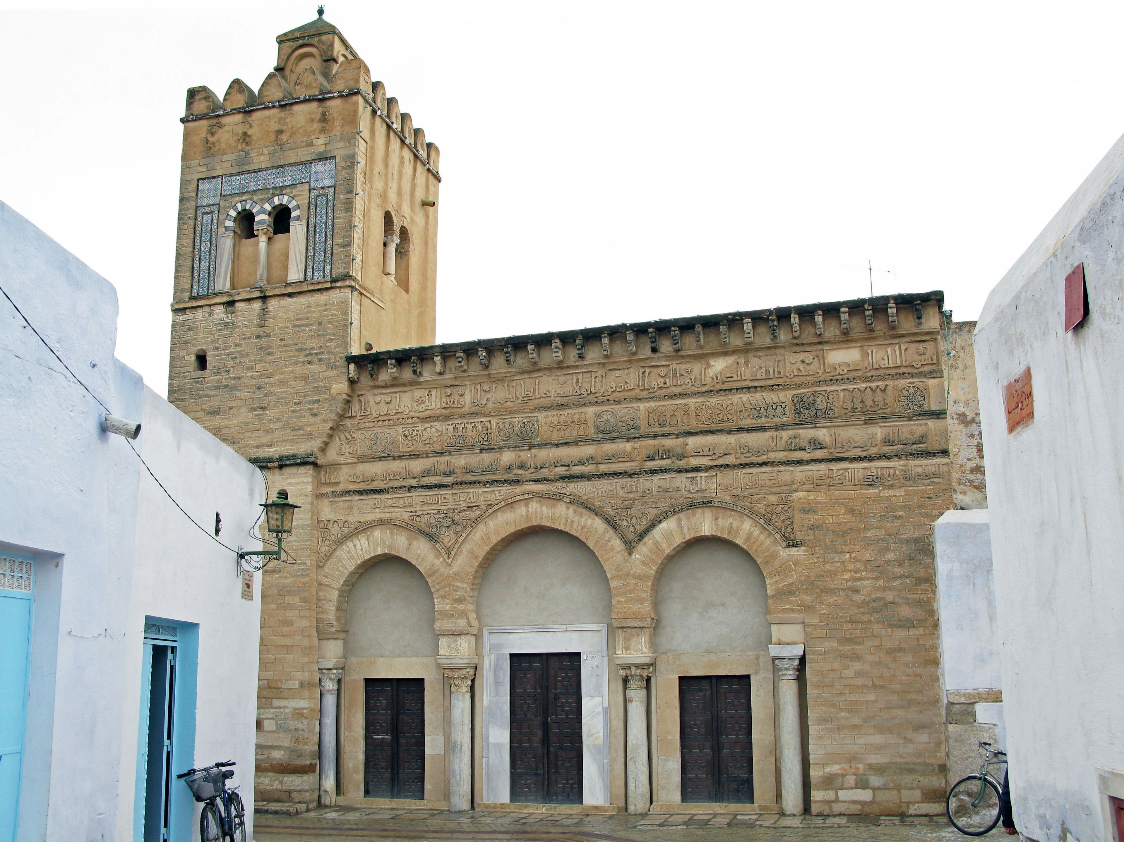 Historisches Steingebäude mit Glockenturm und gewölbten Türen