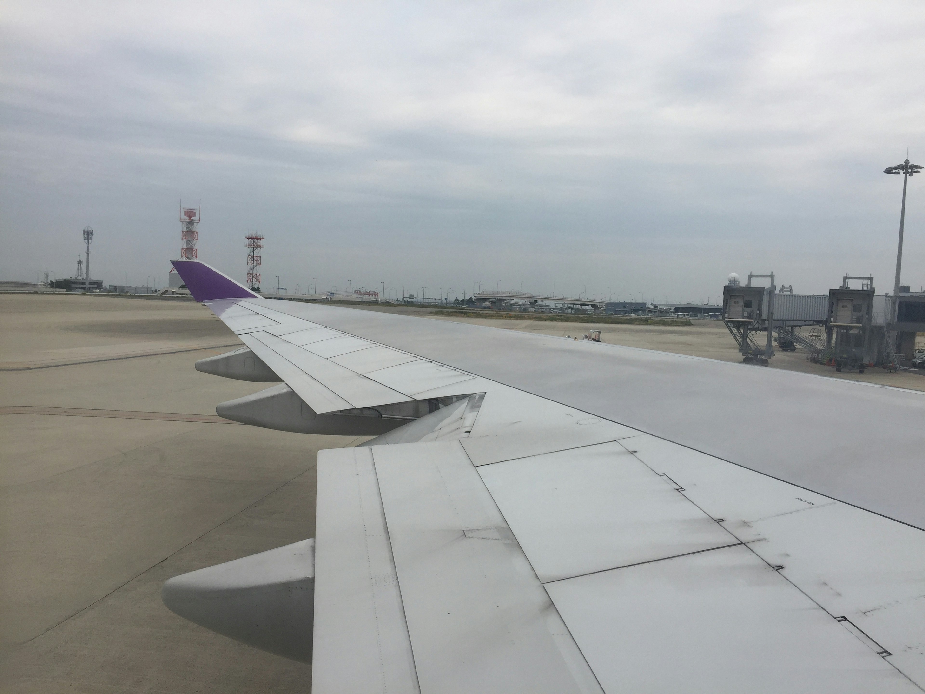 공항 활주로에 있는 비행기 날개 사진