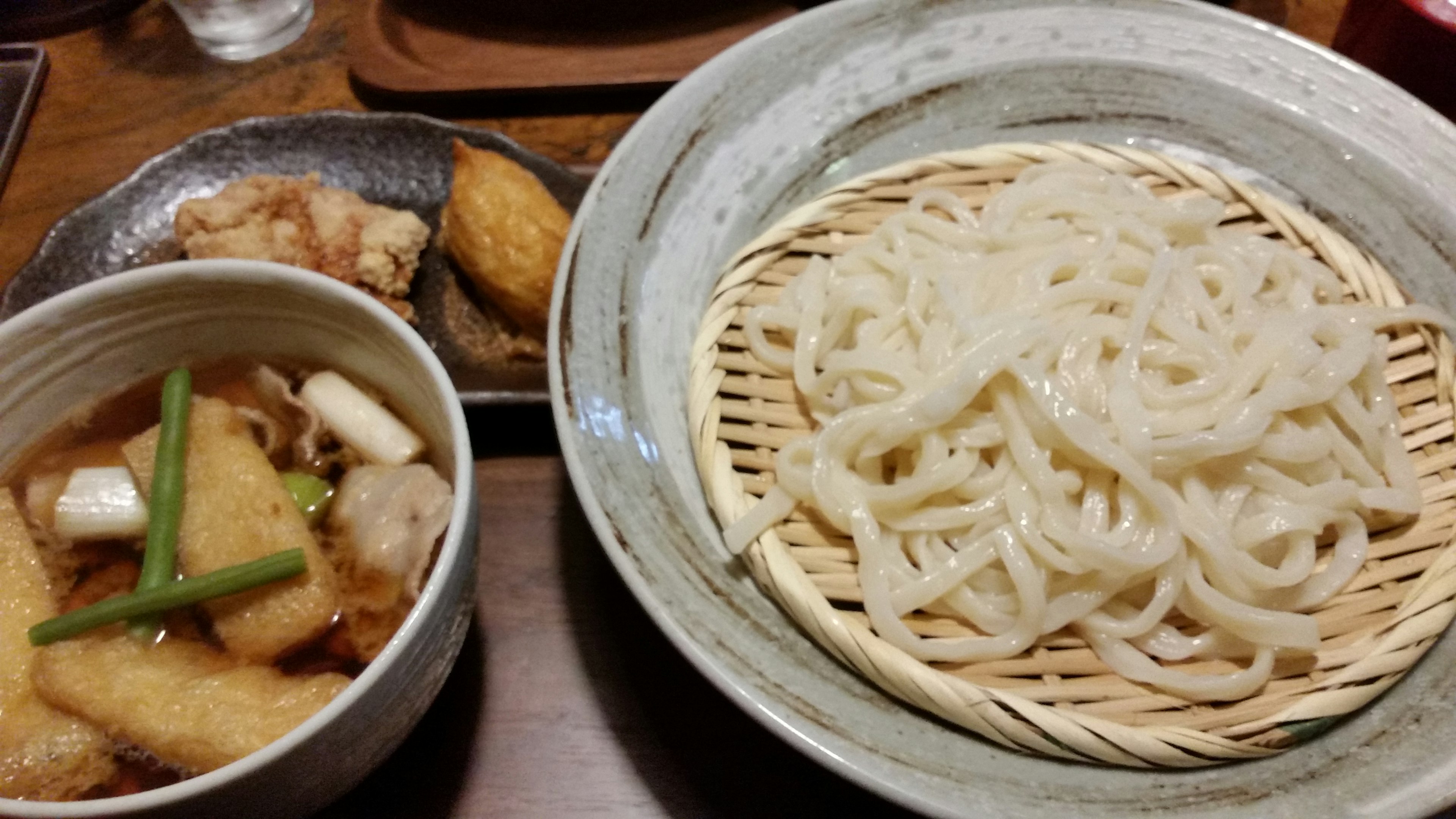 Imagen de fideos udon servidos con tempura y salsa para mojar