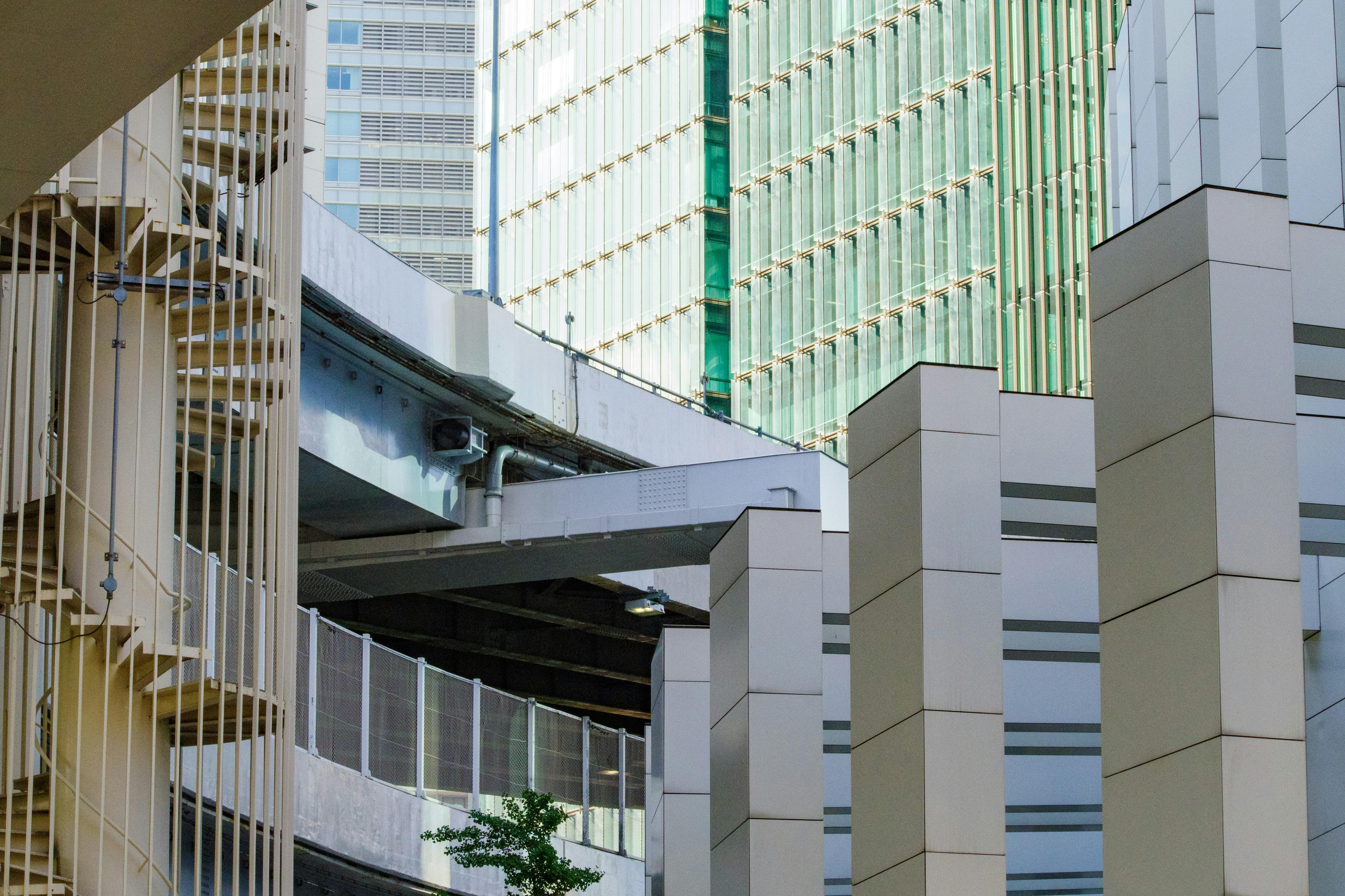 Paisaje urbano con arquitectura moderna y fachadas de vidrio