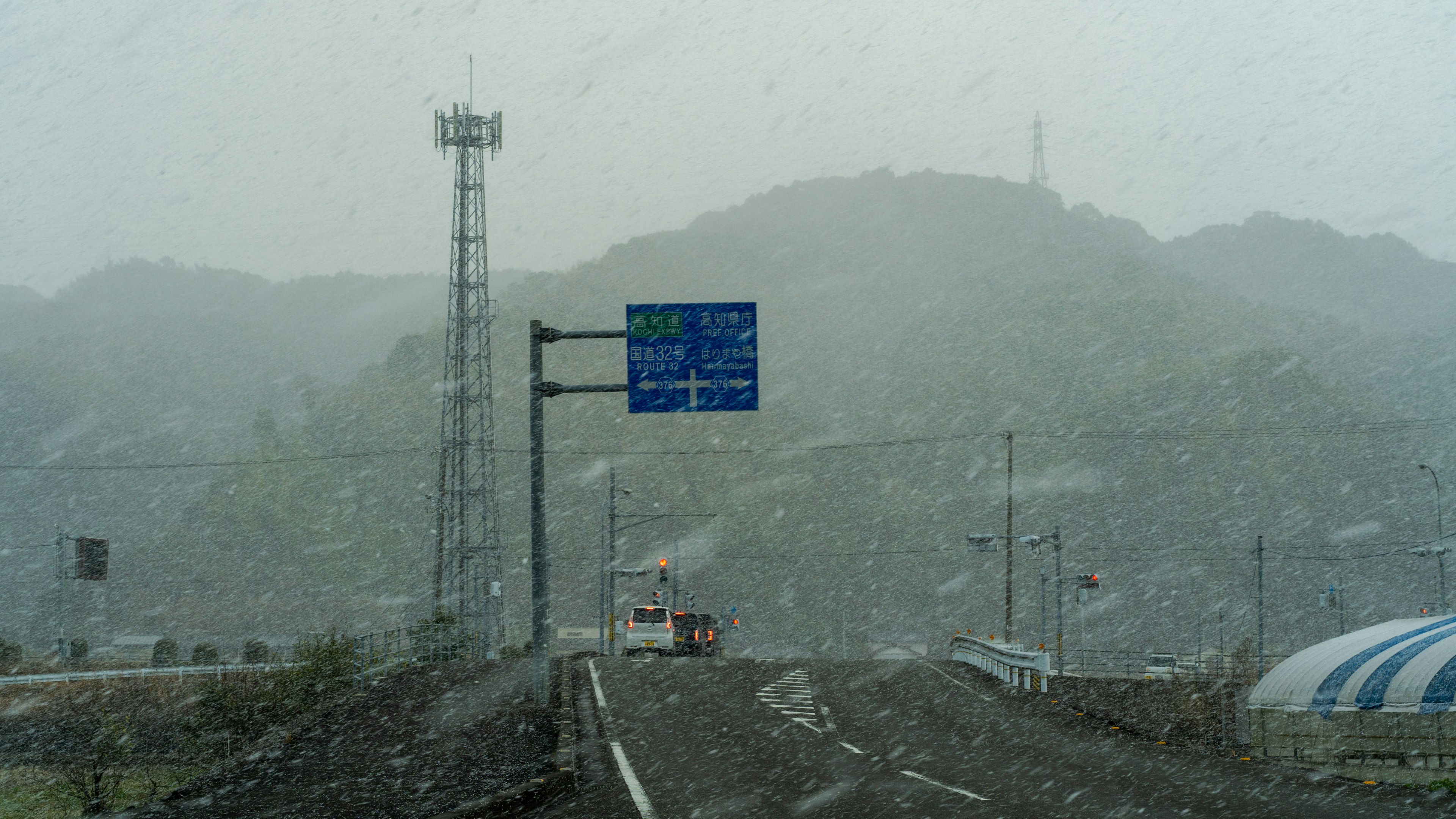 霧の中の山と道路標識の風景