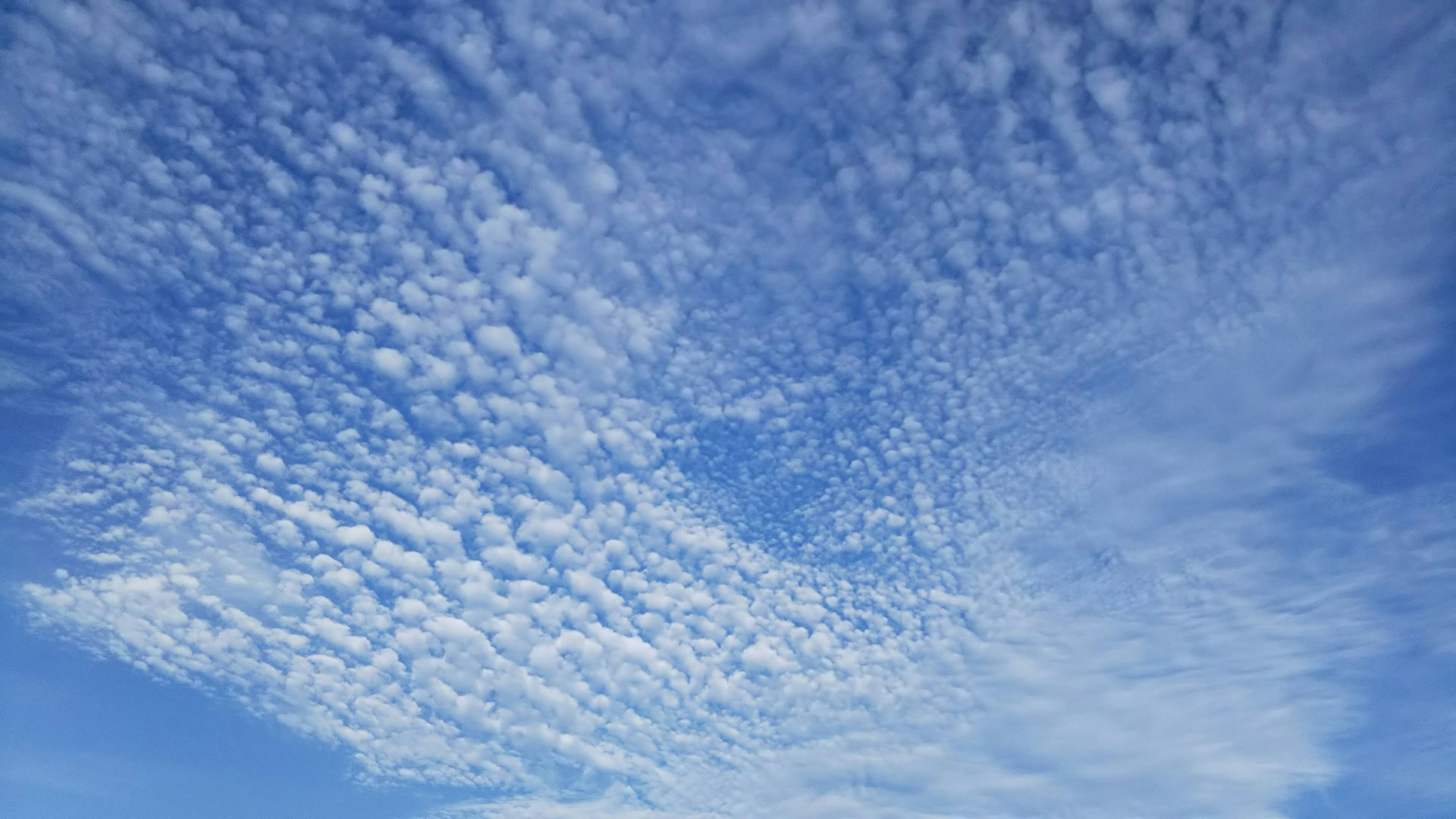 Schema di nuvole in un cielo blu