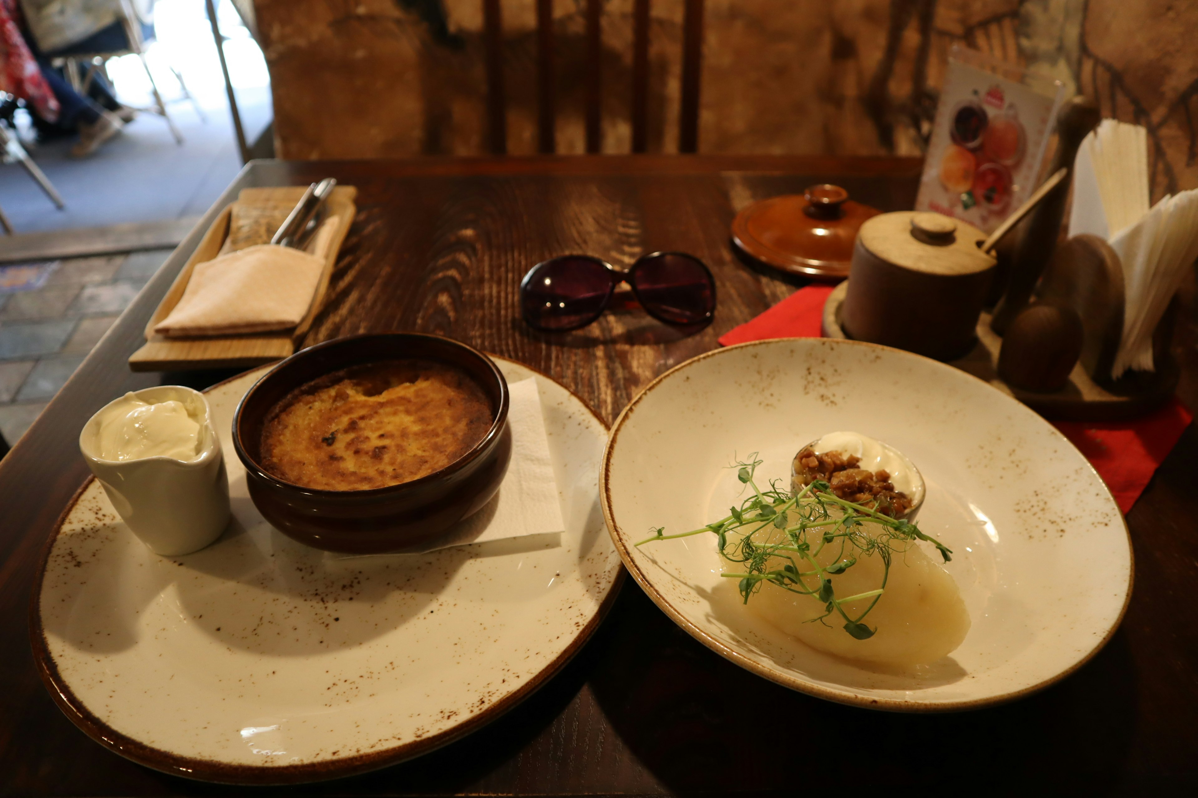 Une table avec un bol de soupe et une assiette de dessert