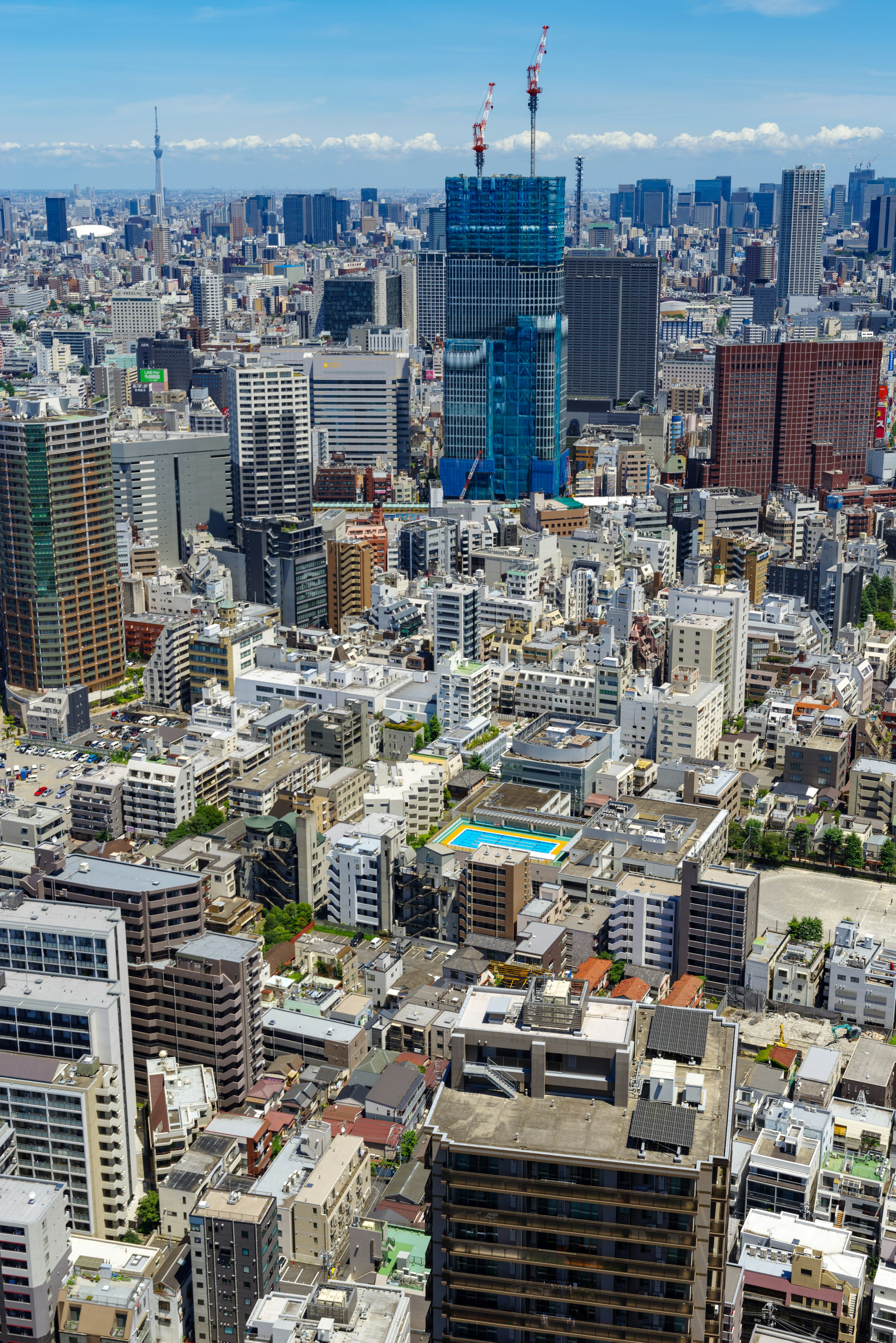 Cảnh quan toàn cảnh của đường chân trời Tokyo với các tòa nhà cao tầng dưới bầu trời xanh