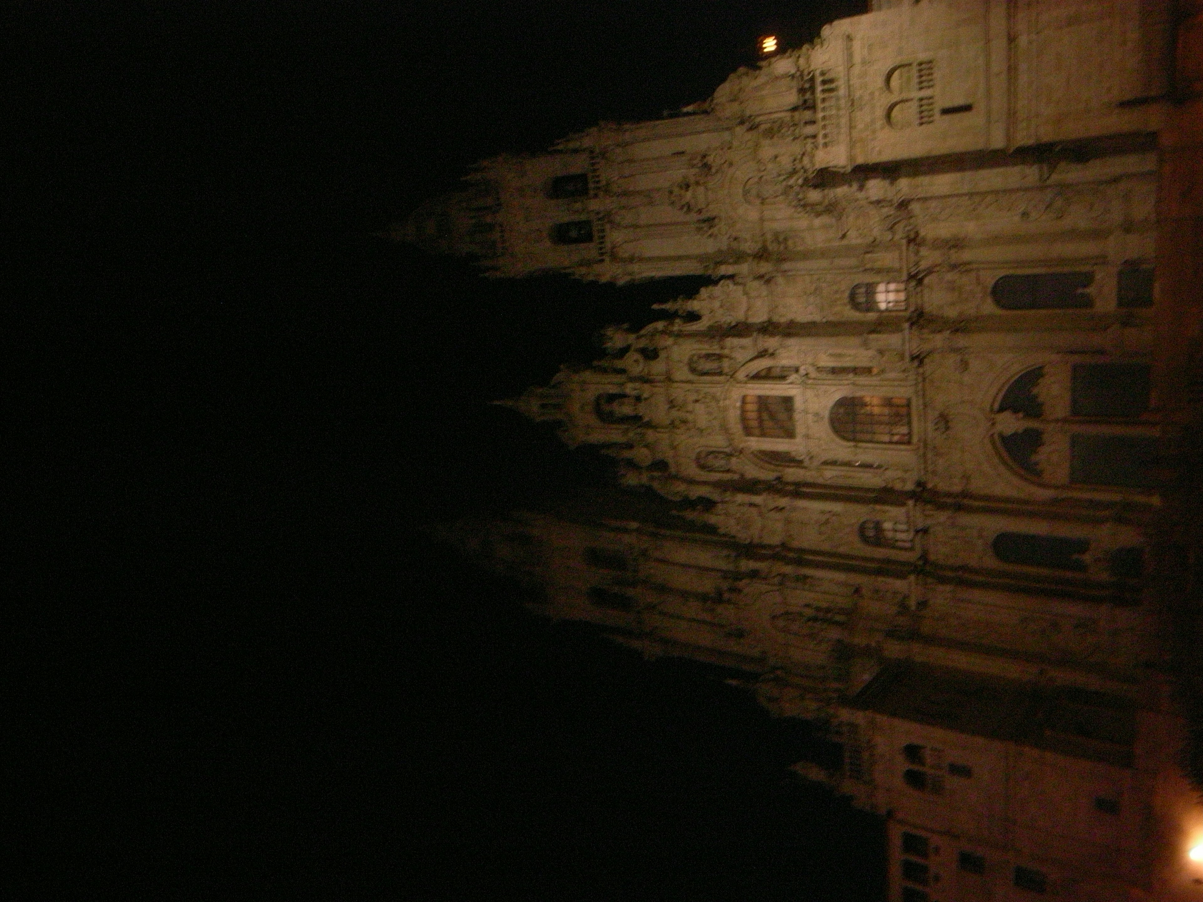 Silhouette d'une belle église illuminée la nuit